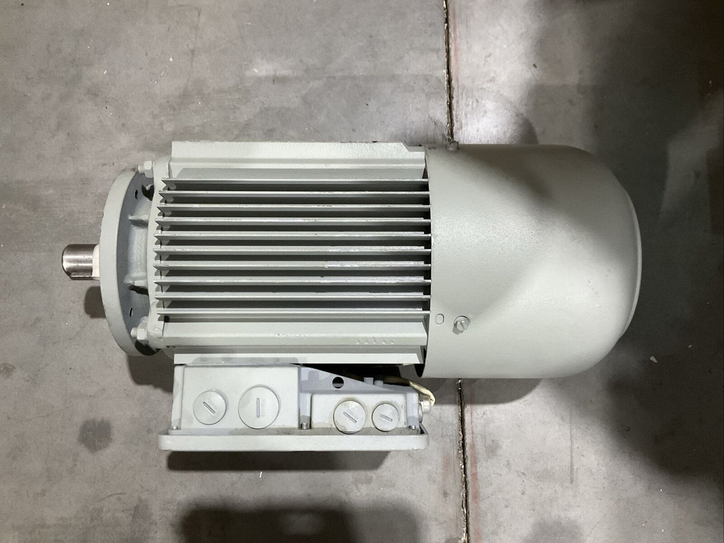 LENZE MDEMARS100-32B DRIVE MOTOR 3-MOT KTY3TKO EN60034 1415RPM 3KW U3S