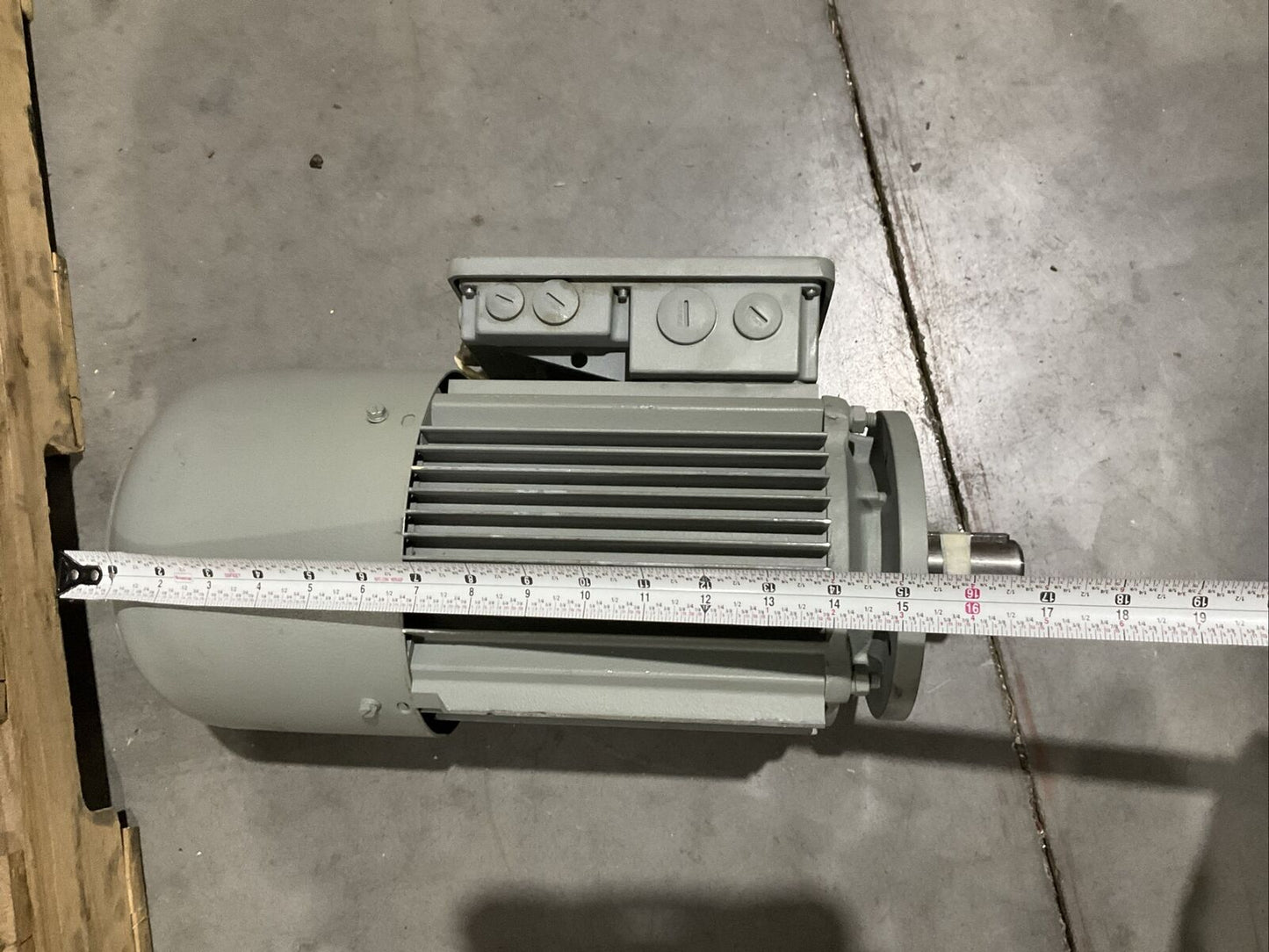 LENZE MDEMARS100-32B DRIVE MOTOR 3-MOT KTY3TKO EN60034 1415RPM 3KW U3S