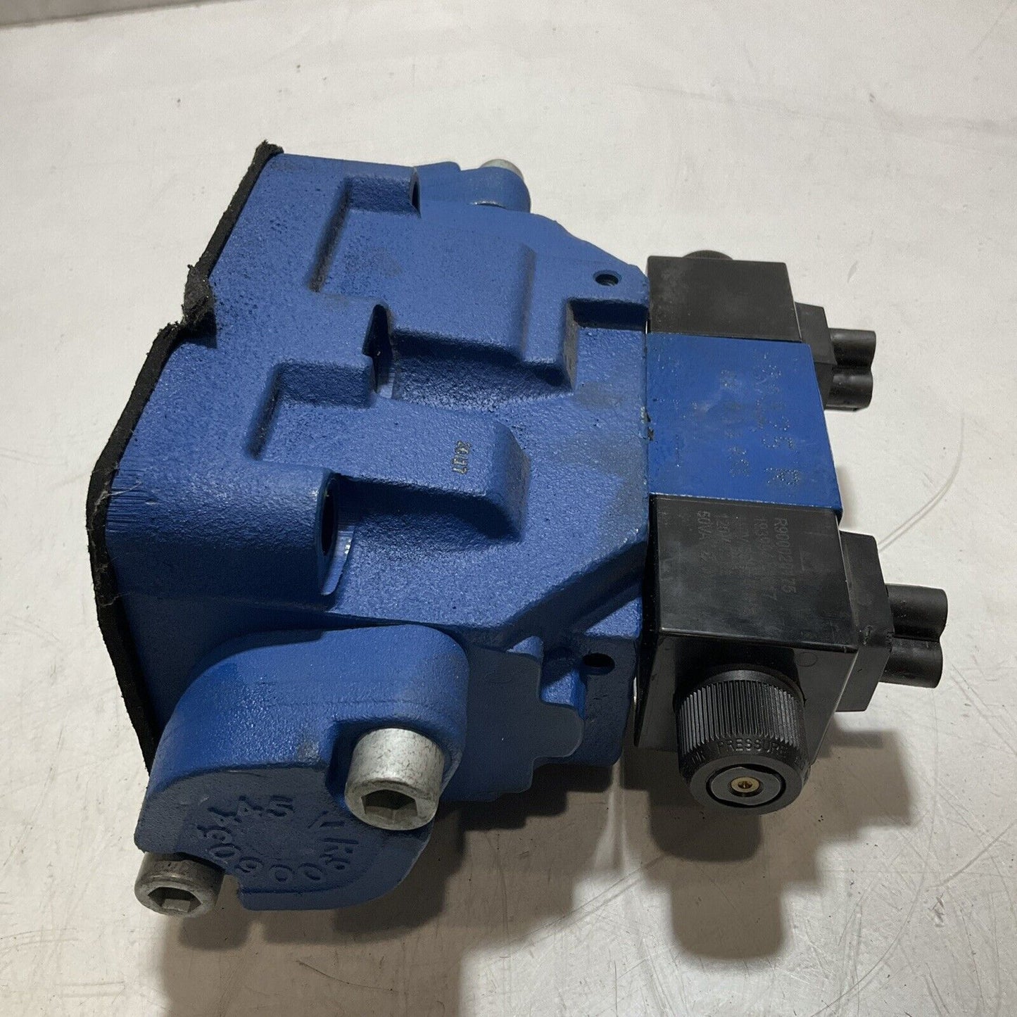 REXROTH R900551703 - R900912919 SOLENOID ACTUATED DIRECTIONAL SPOOL VALVE N3M