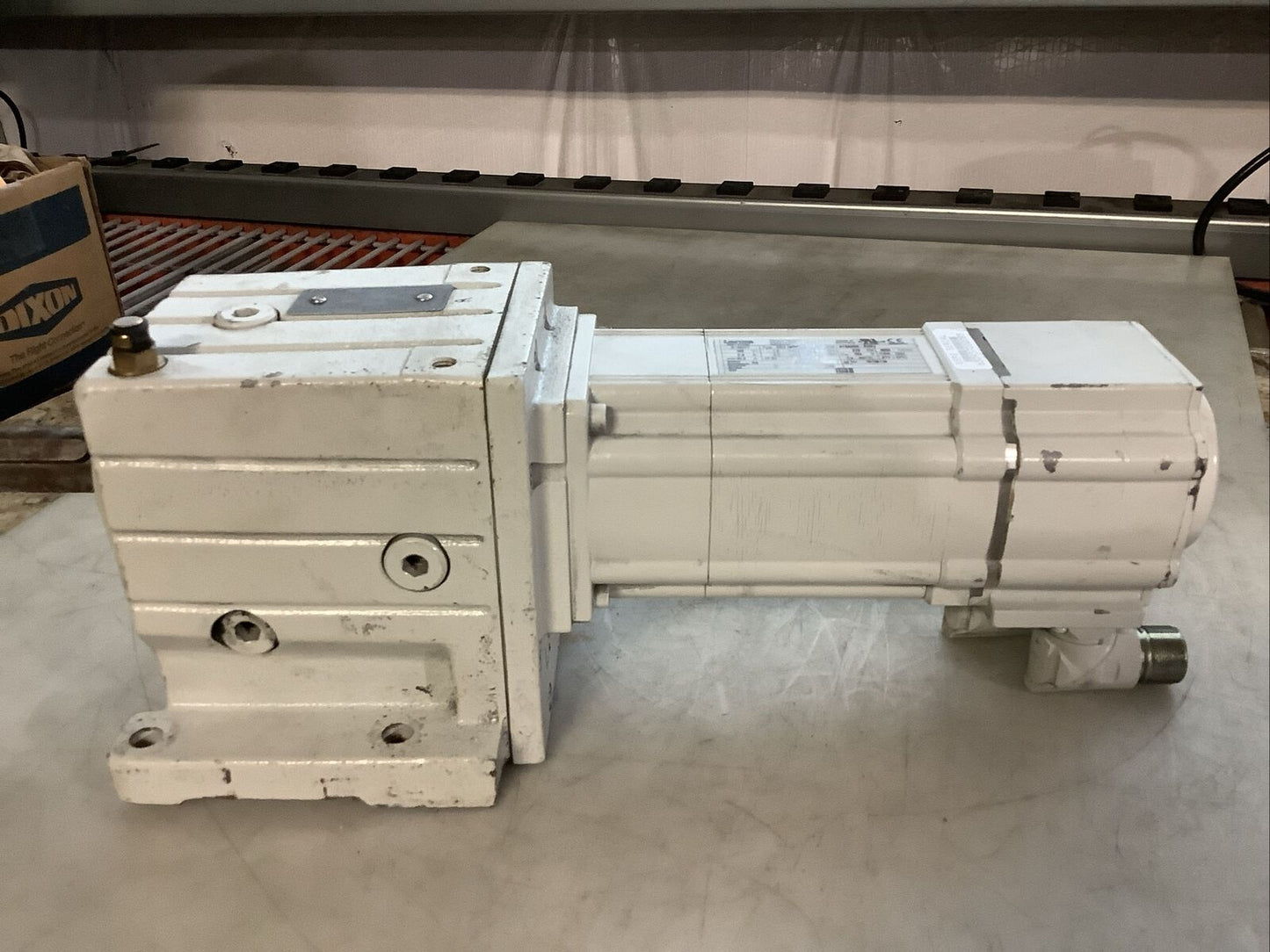 LENZE GST05-2S VBR 09HC41 MCS 09H41LRS0B0-Z0D0-ST5S00N-R2SU SERVO MOTOR U3S