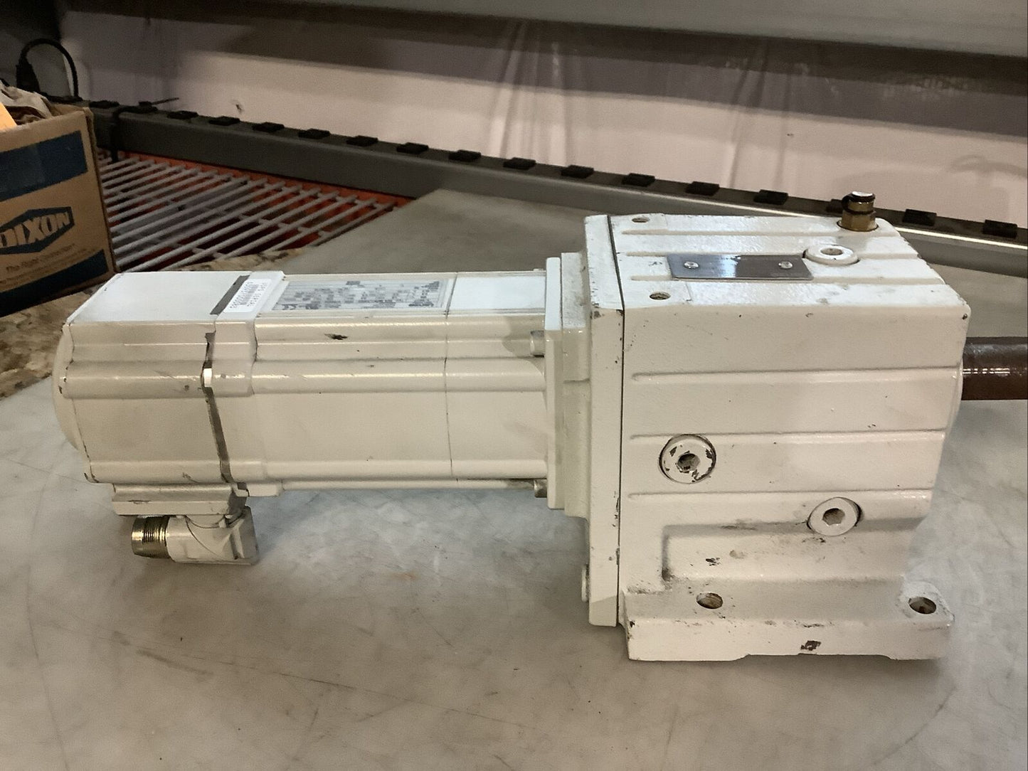 LENZE GST05-2S VBR 09HC41 MCS 09H41LRS0B0-Z0D0-ST5S00N-R2SU SERVO MOTOR U3S