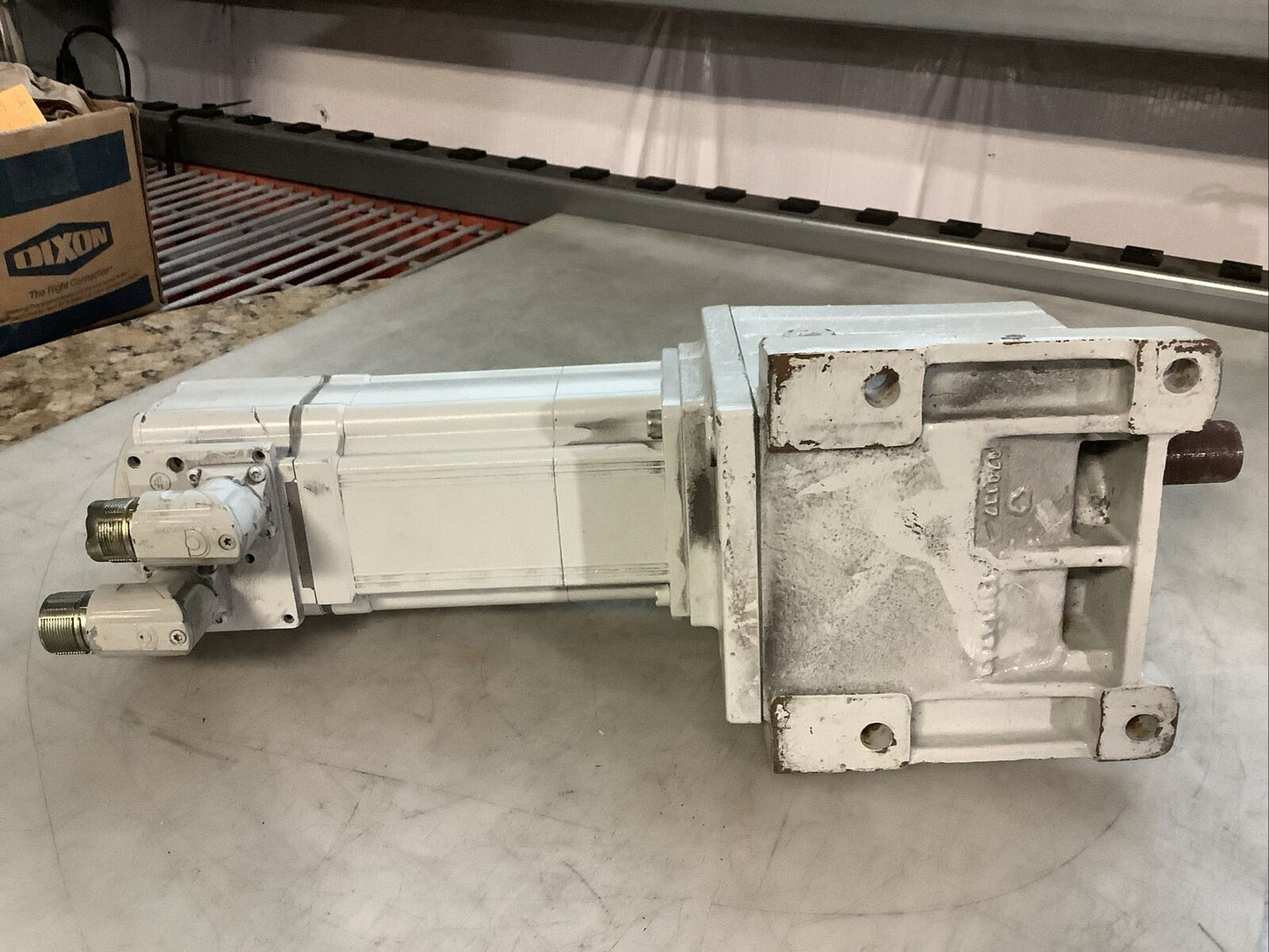 LENZE GST05-2S VBR 09HC41 MCS 09H41LRS0B0-Z0D0-ST5S00N-R2SU SERVO MOTOR U3S