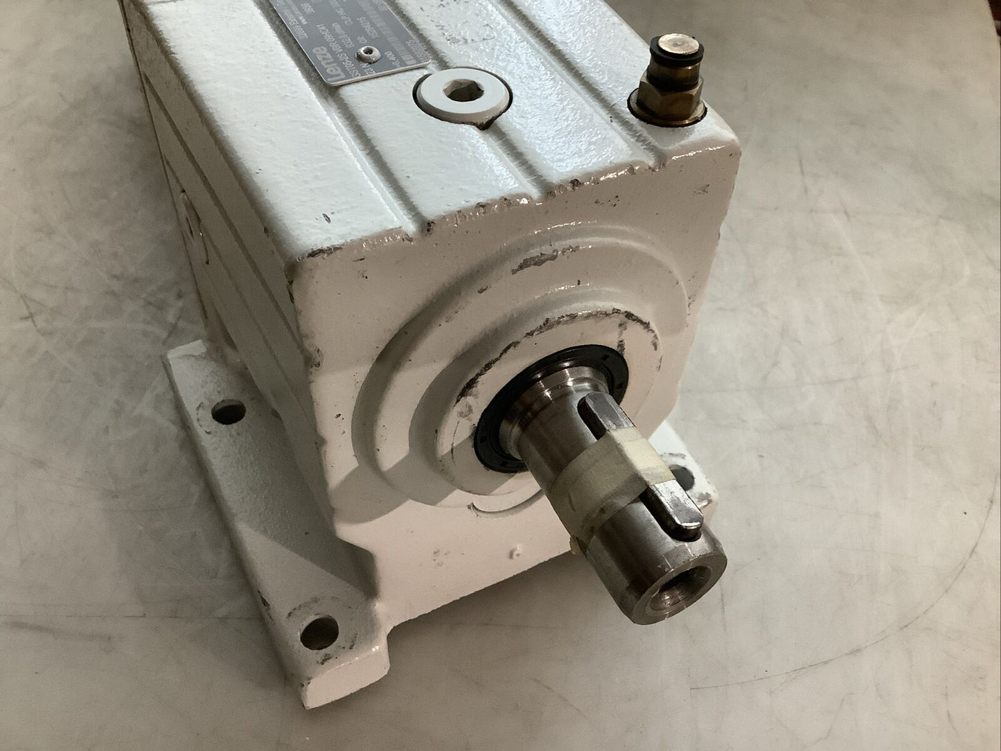 LENZE GST05-2S VBR 09HC41 MCS 09H41LRS0B0-Z0D0-ST5S00N-R0SU SERVO MOTOR U3S