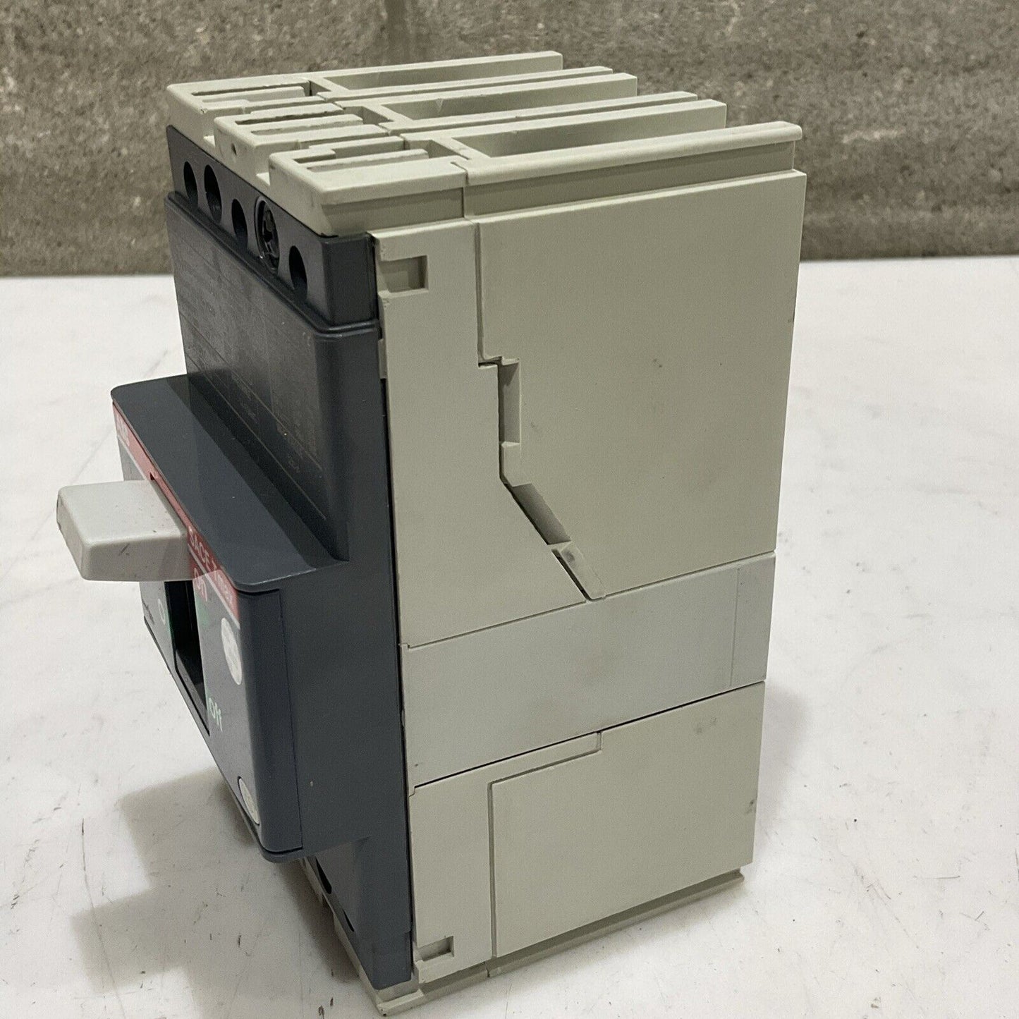 ABB SACE T1N040TL TMAX T1N CIRCUIT BREAKER 40A 3 P 480 VAC TYPE T1N U3S