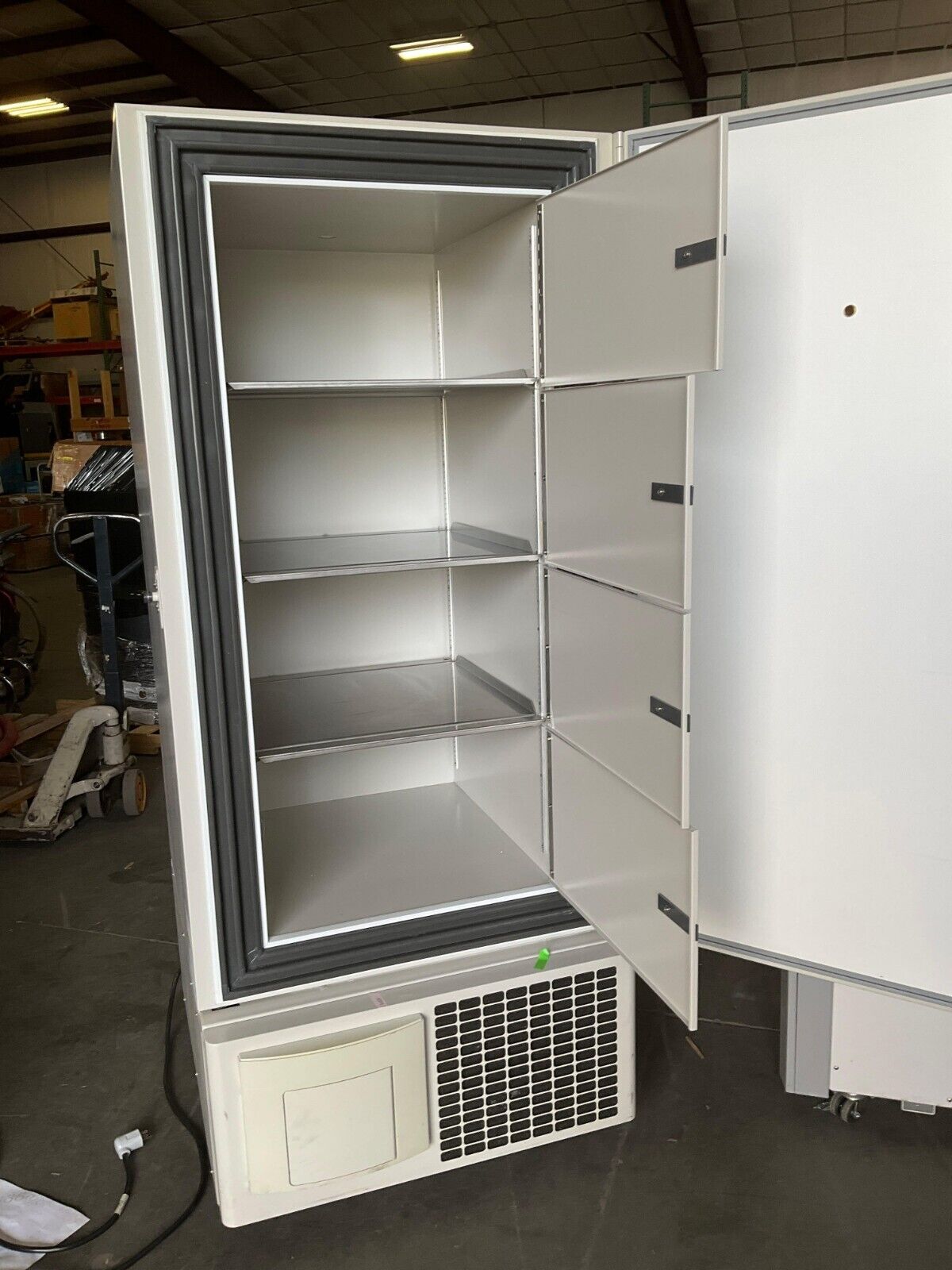 THERMO FISHER SCIENTIFIC FREEZER VWR32040A -40C ULTRA-LOW TEMPERATURE 120V