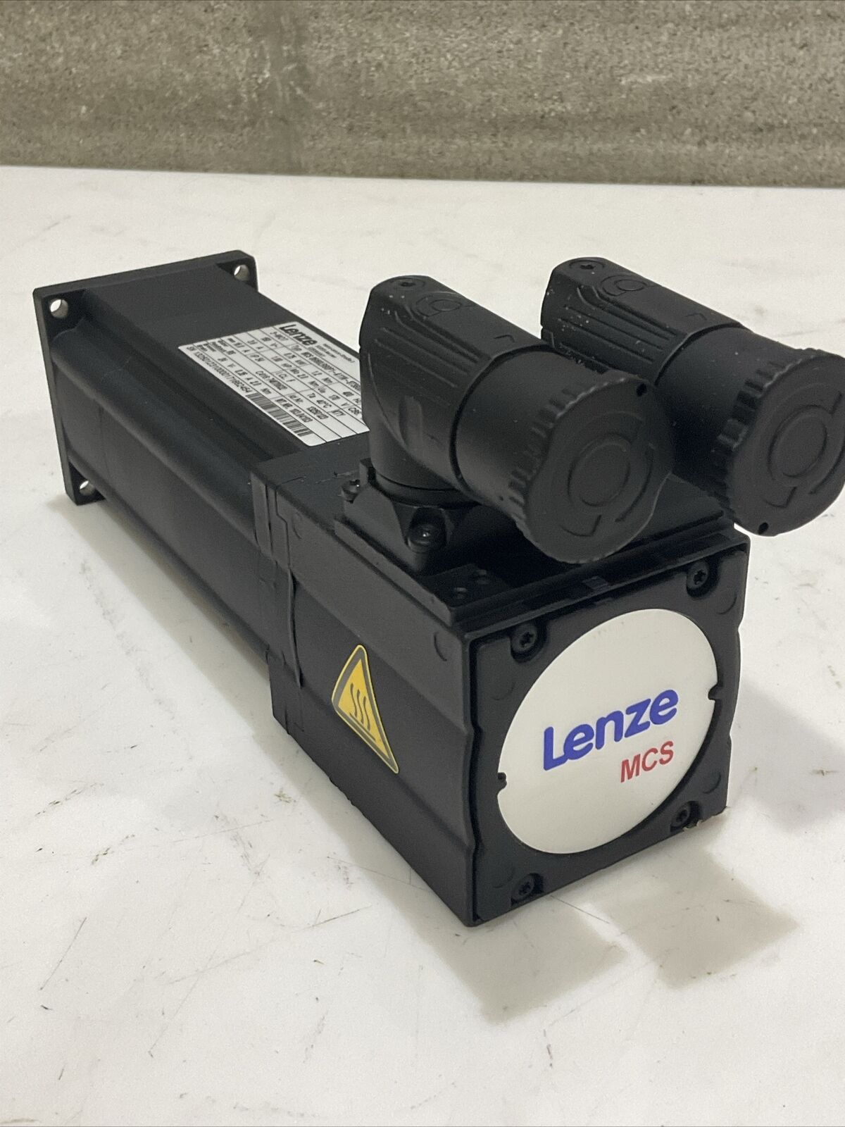 LENZE MCS 06160LRS0P1-A11N-ST5S00N-R2SU SERVO MOTOR 150 V 16 A 6000 RPM U3S