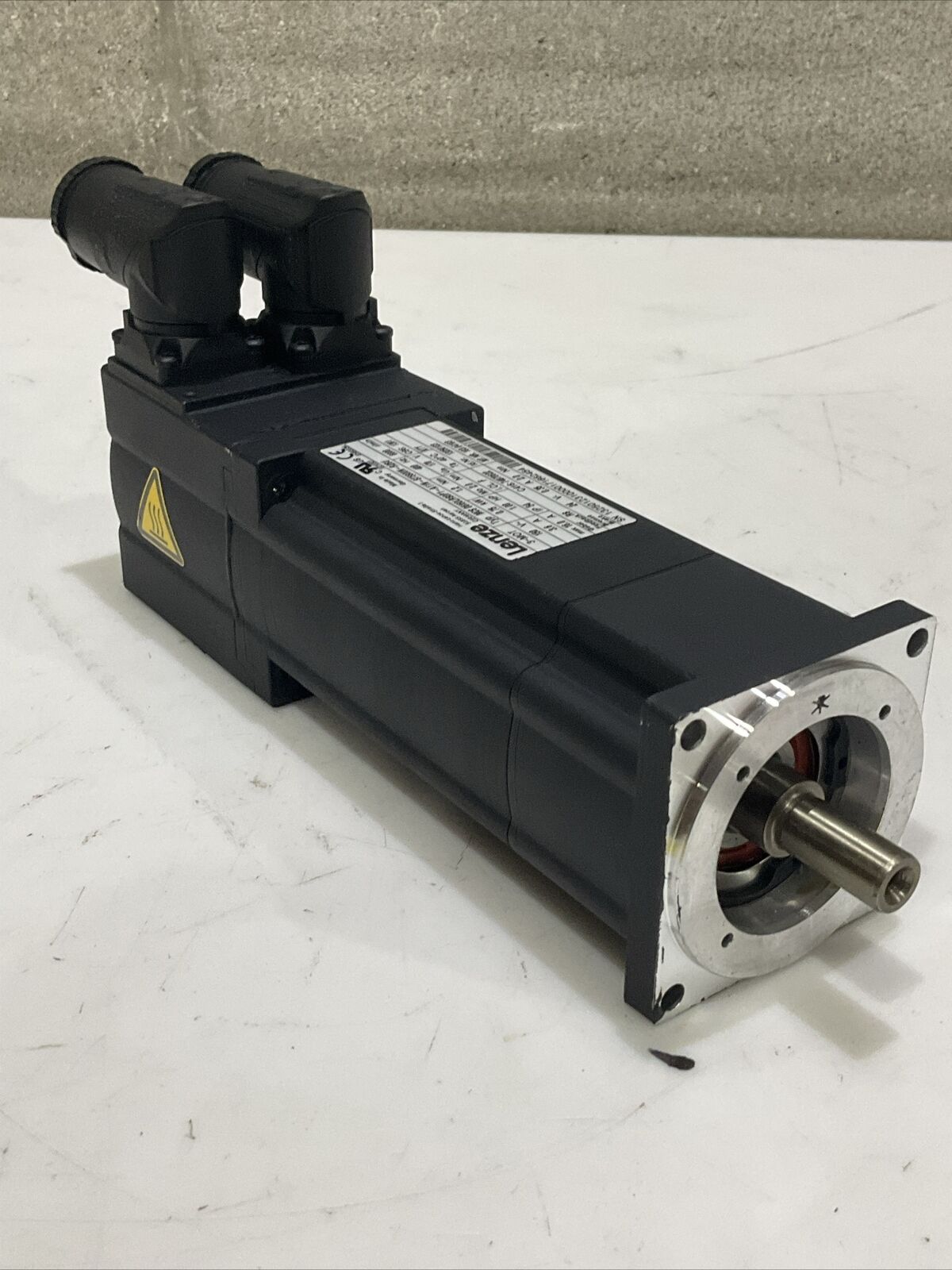 LENZE MCS 06160LRS0P1-A11N-ST5S00N-R2SU SERVO MOTOR 150 V 16 A 6000 RPM U3S