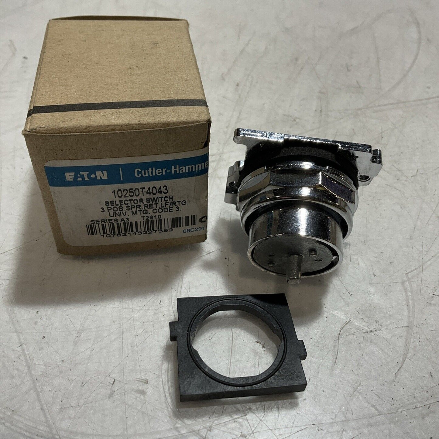 EATON  10250T4043  SELECTOR  SWITCH 3 POSITION  SPRING RETURN  U3S