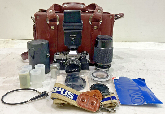 OLYMPUS OM10 50MM MANUAL FOCUS CAMERA LENSES ACCESSORIES AND CASE SET C.1979 U3S