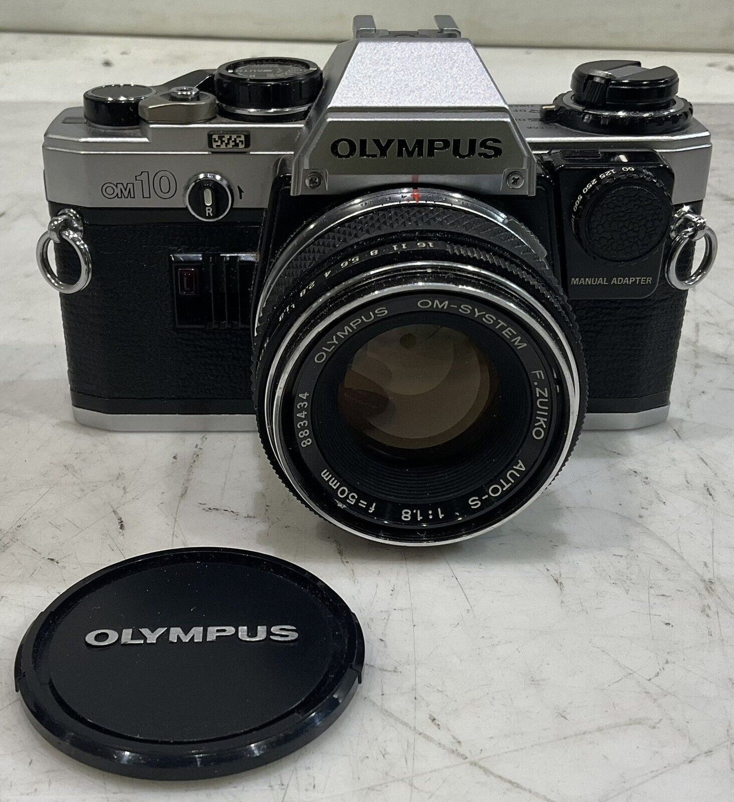 OLYMPUS OM10 50MM MANUAL FOCUS CAMERA LENSES ACCESSORIES AND CASE SET C.1979 U3S