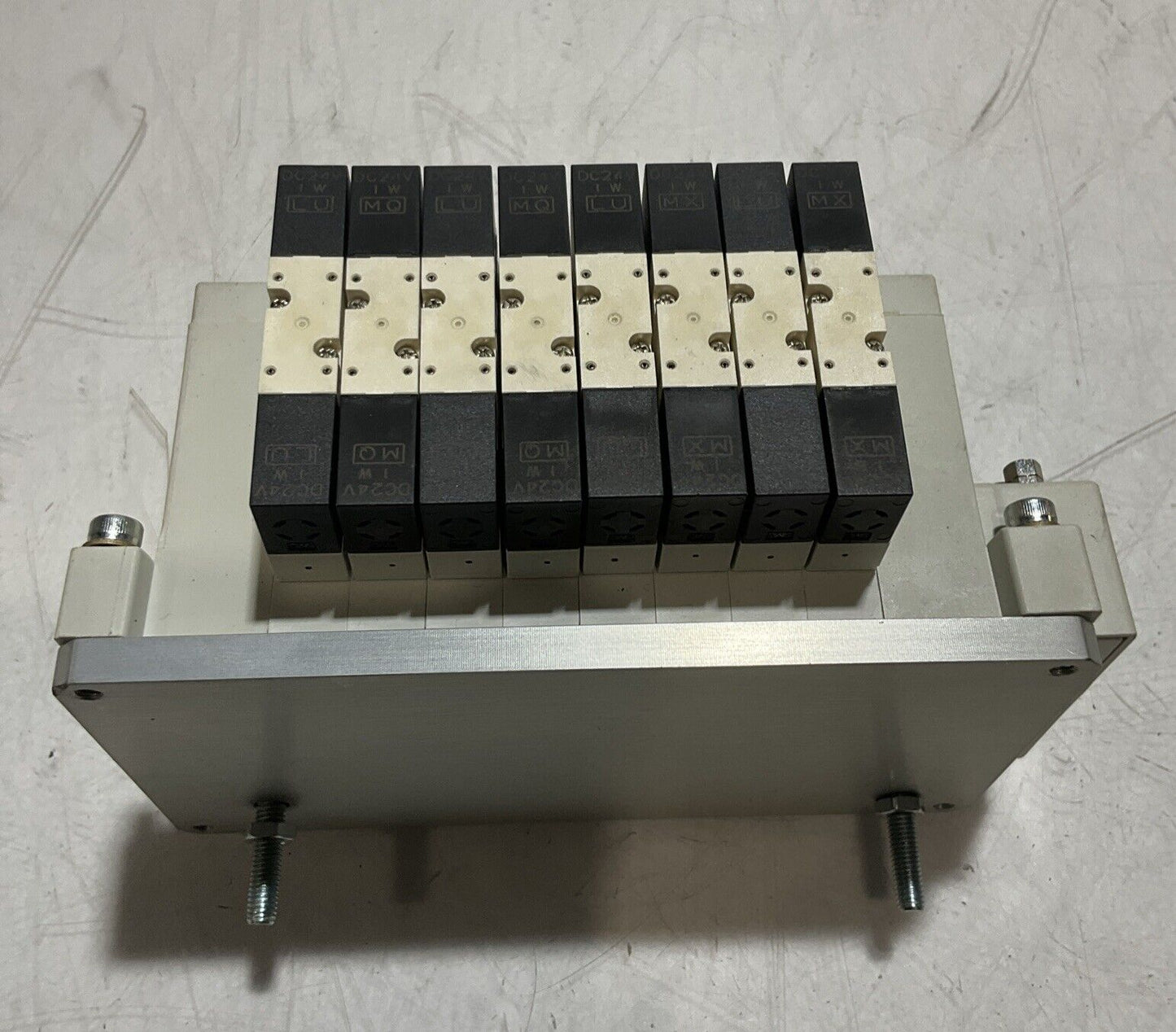 SMC  VV5011-08-DAL01089  VALVE  PNEUMATIC MANIFOLD  U3S