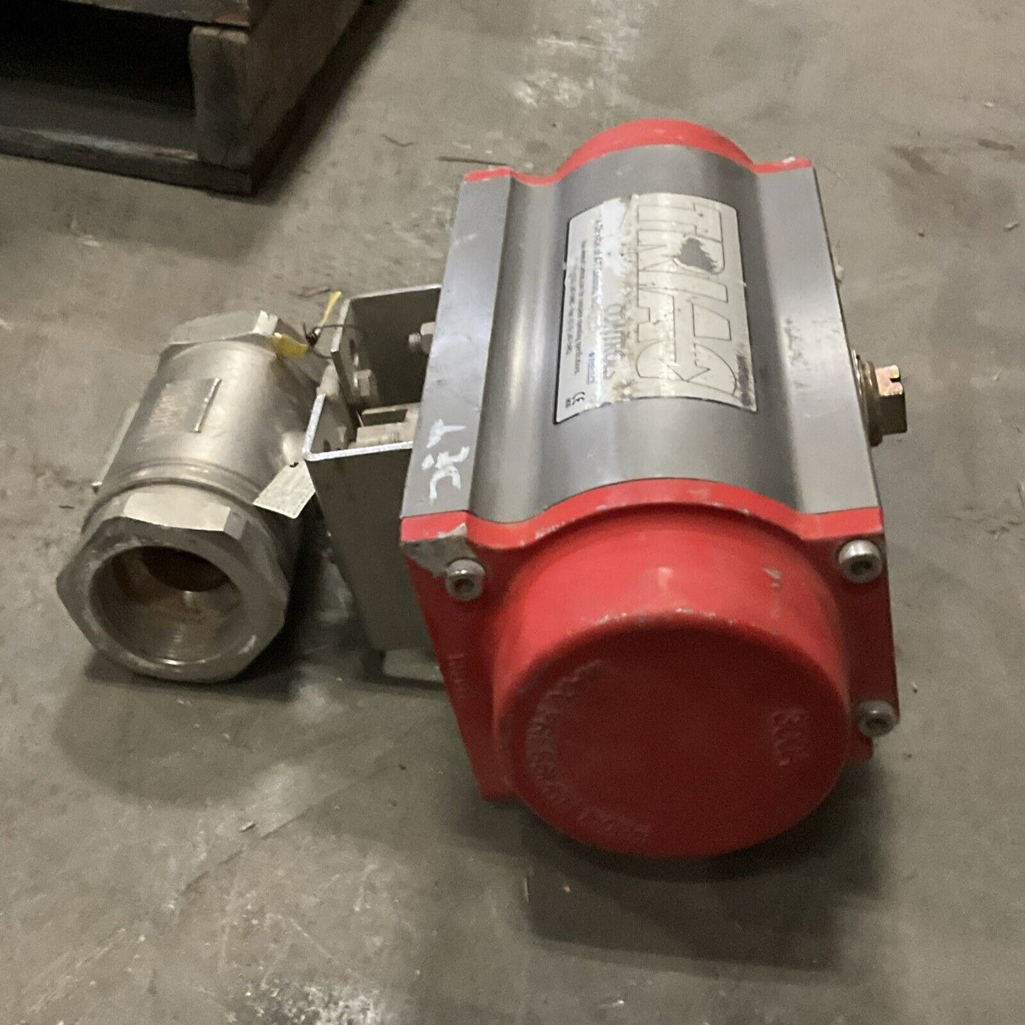 TRIAC SPRING RETURN ACTUATORS W/ 2" VALVE MODEL  F23TZ2002R6SXX 476