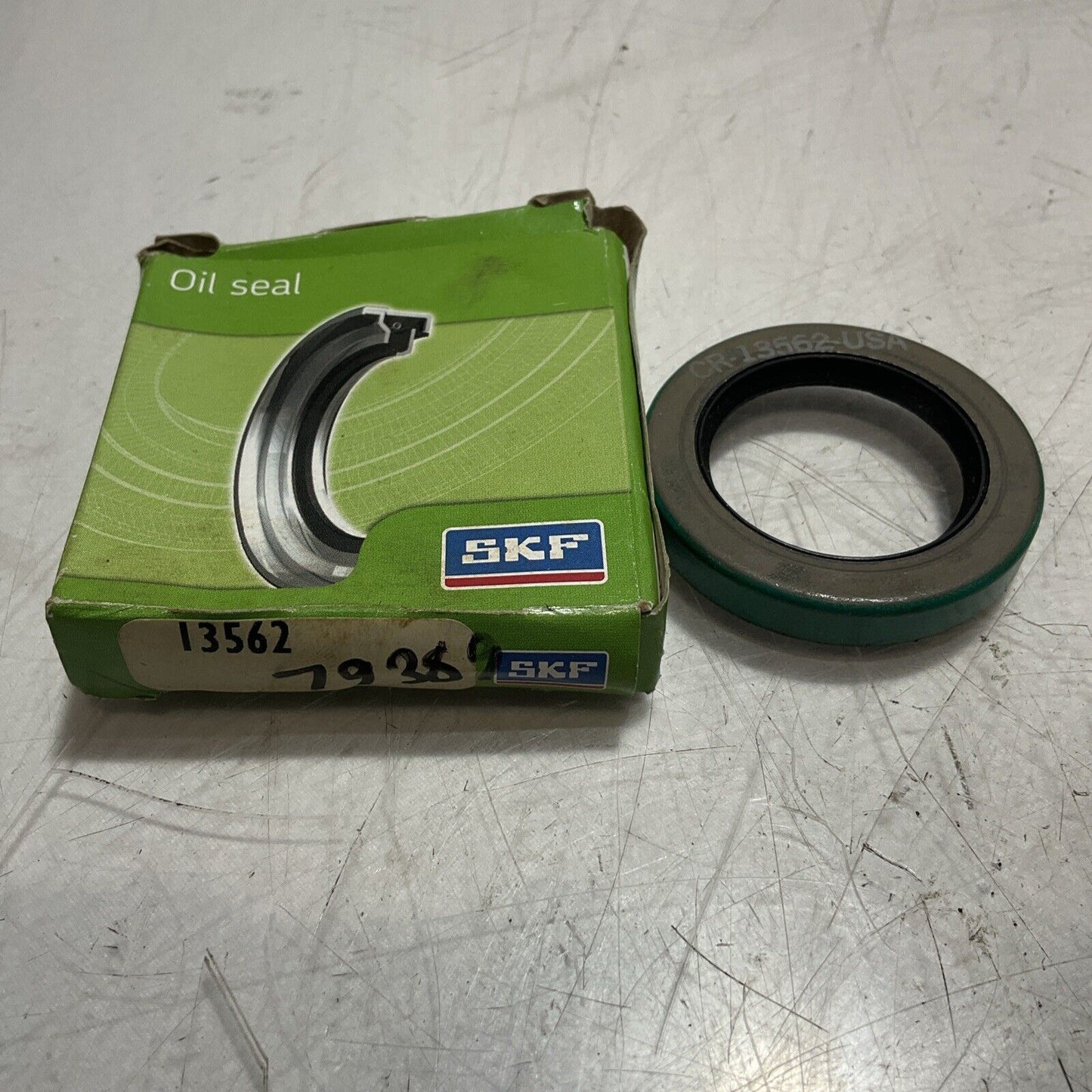 SKF  13562 RADIAL SHAFT OIL SEALS  LOT  OF 7  RM6