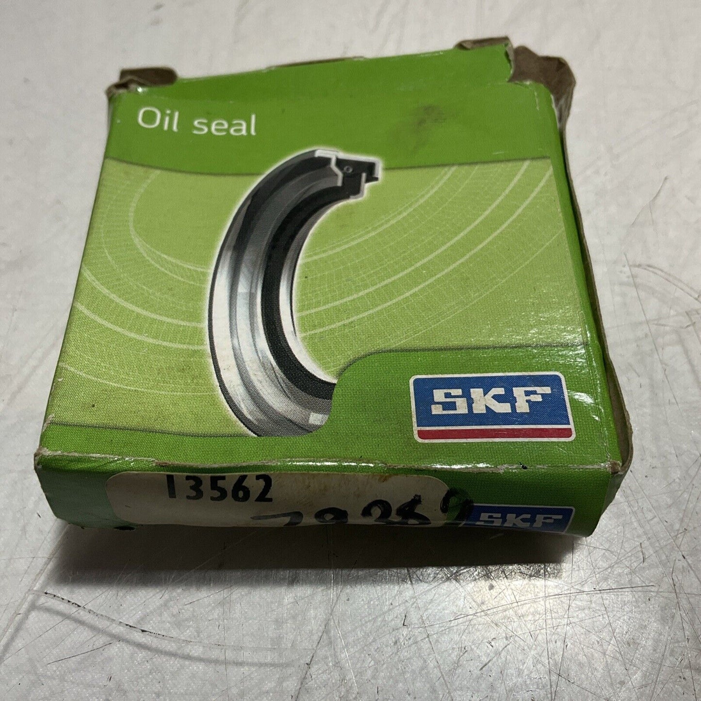 SKF  13562 RADIAL SHAFT OIL SEALS  LOT  OF 7  RM6