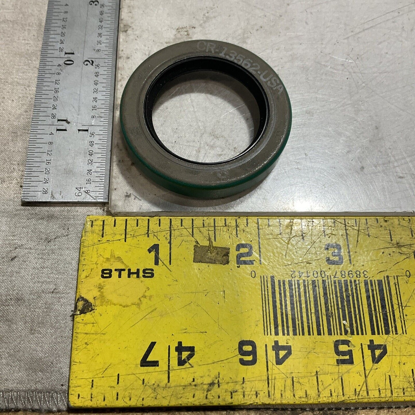 SKF  13562 RADIAL SHAFT OIL SEALS  LOT  OF 7  RM6