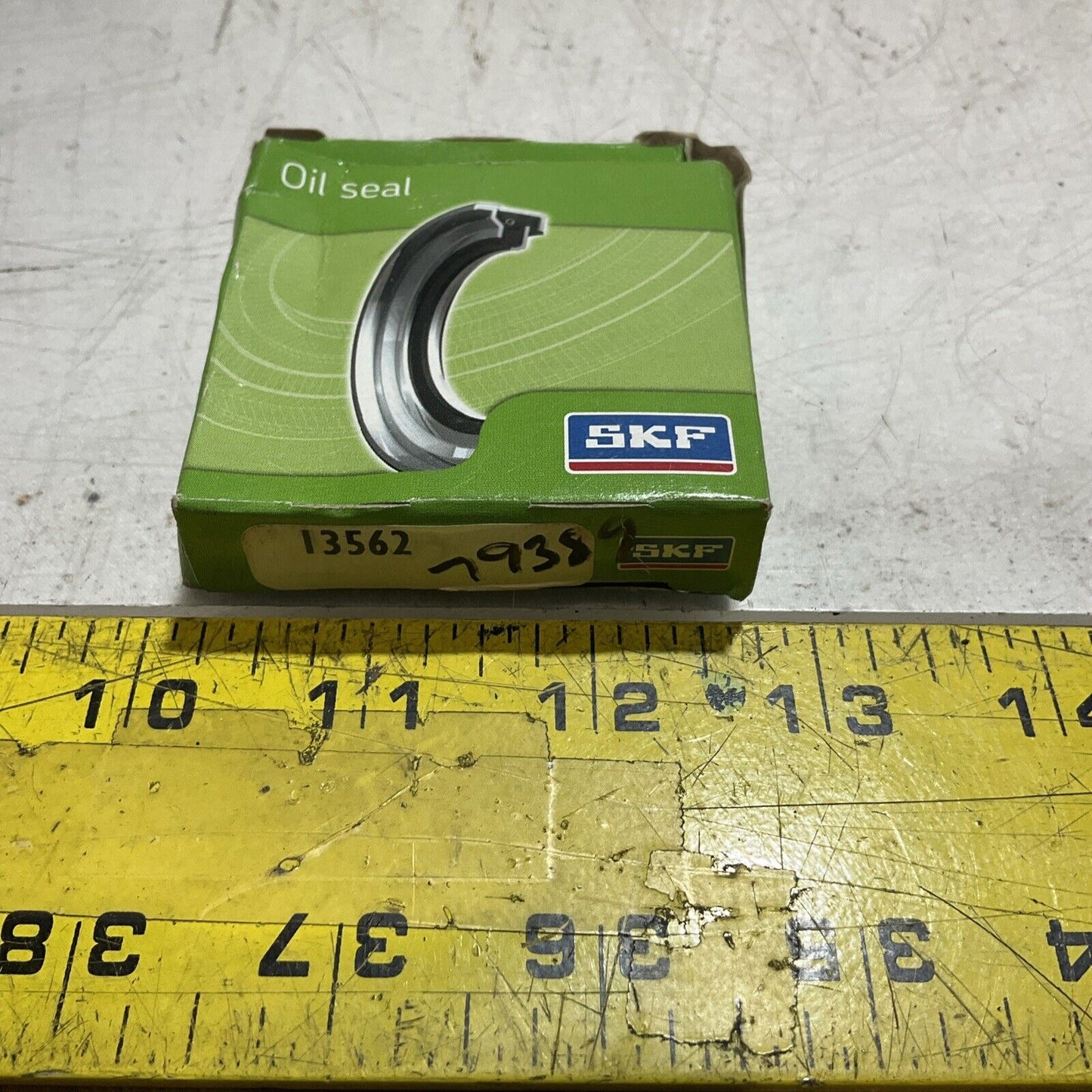 SKF  13562 RADIAL SHAFT OIL SEALS  LOT  OF 7  RM6