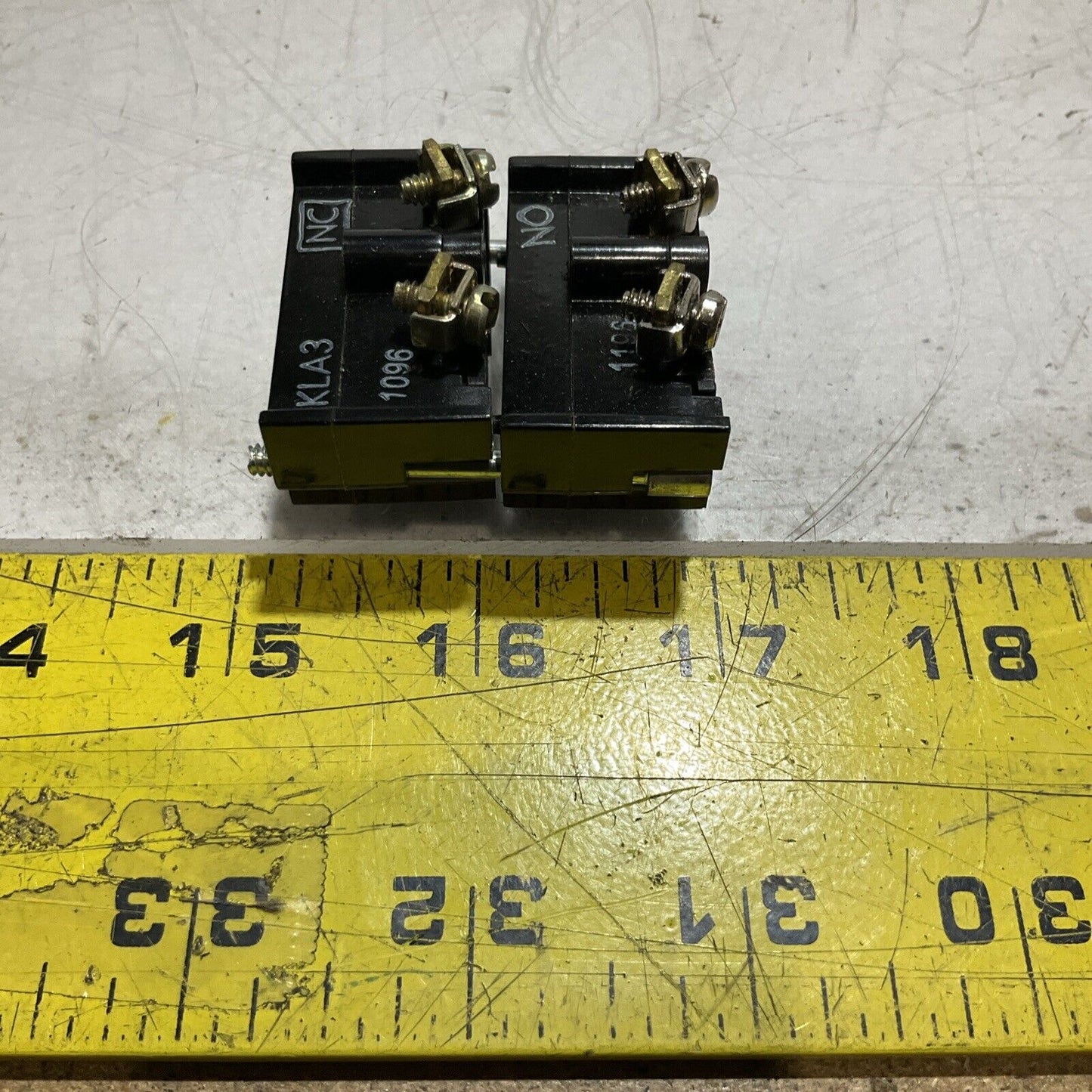 EATON CUTLER-HAMMER E30KLA3 STANDARD CONTACT BLOCK  CIRCUIT BREAKER LOT OF 4 U3S