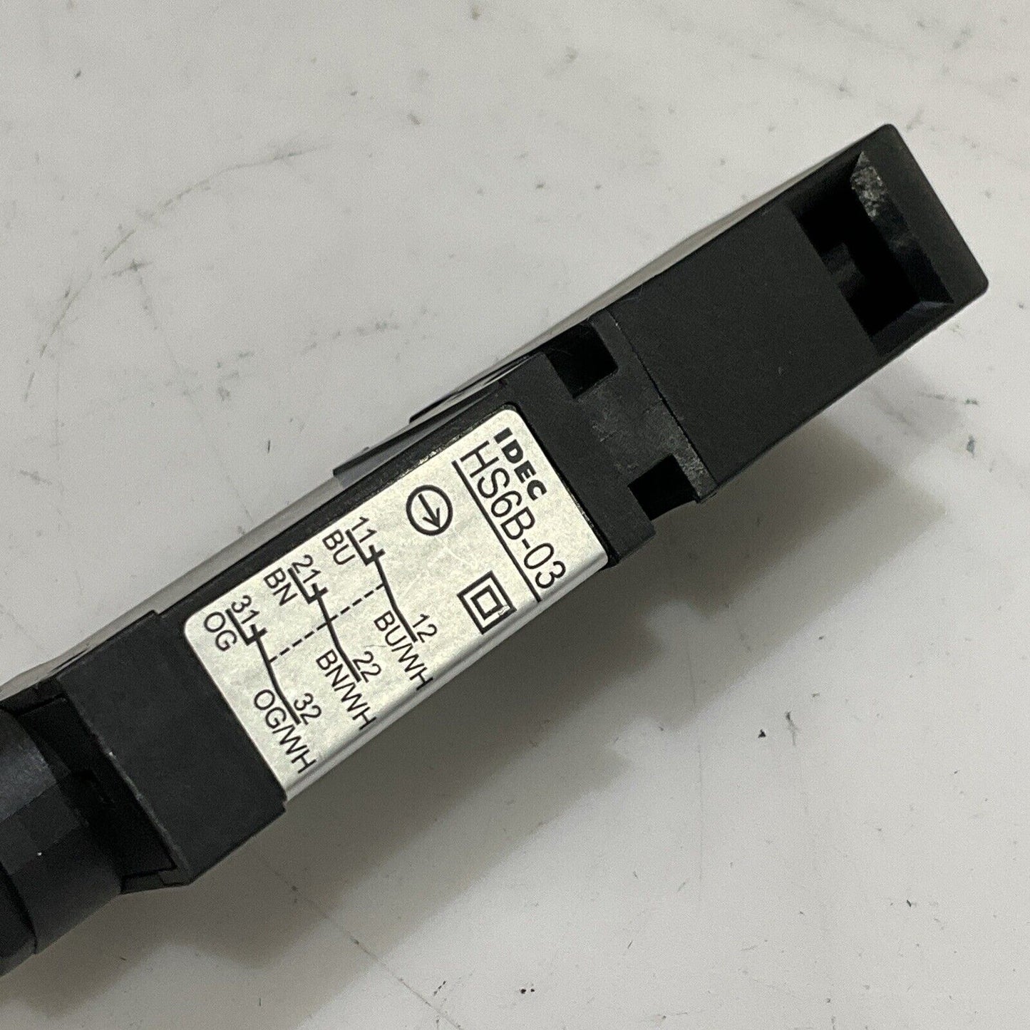 IDEC HS6B-03 B01 54916 SAFETY INTERLOCK SWITCH 300V AC/DC C2H
