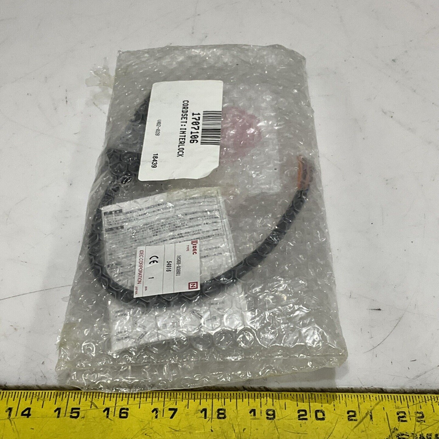 IDEC HS6B-03 B01 54916 SAFETY INTERLOCK SWITCH 300V AC/DC C2H