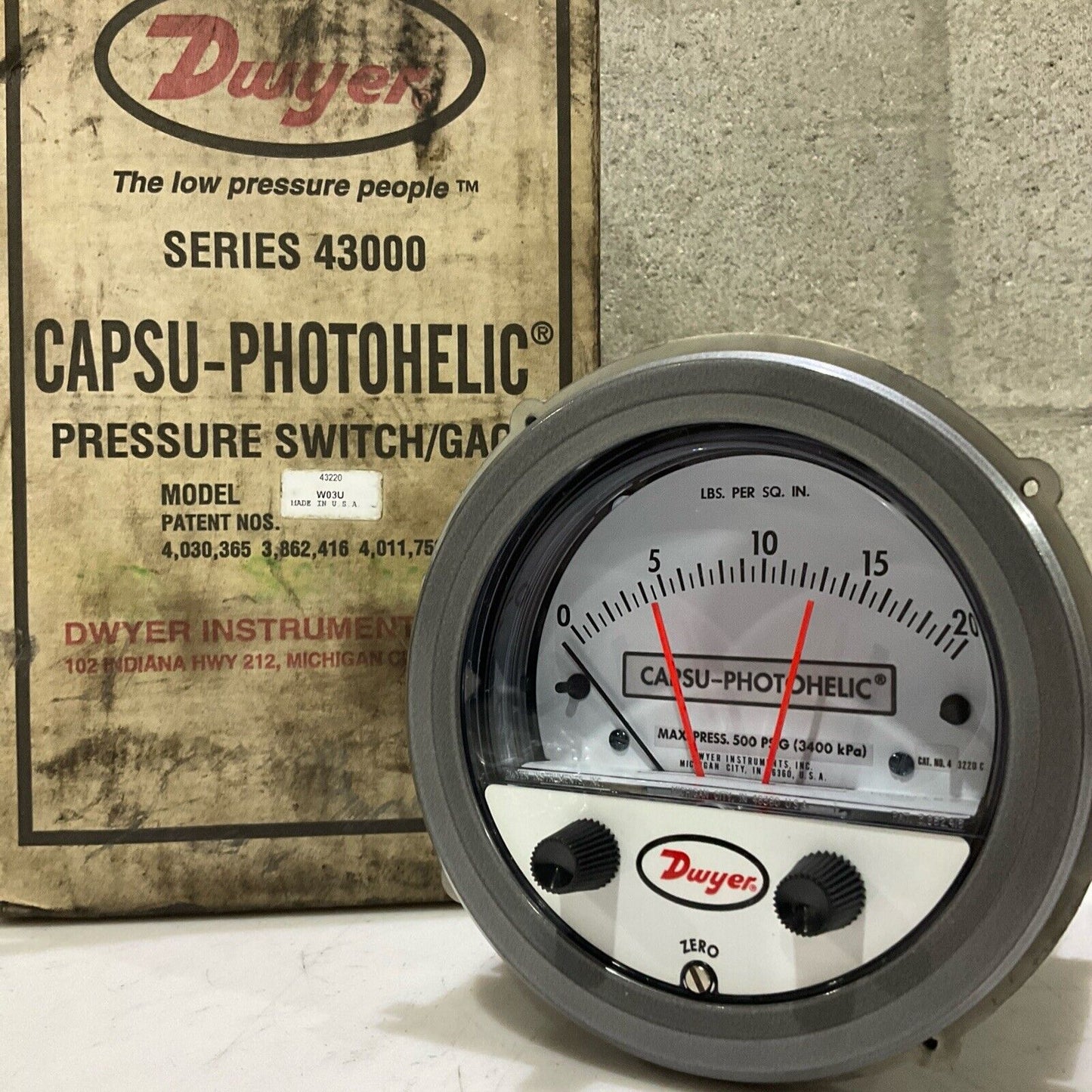 DWYER 43220 W03U CAPSU-PHOTOHELIC PRESSURE SWITCH GAUGE SERIES 4300 500 PSIG