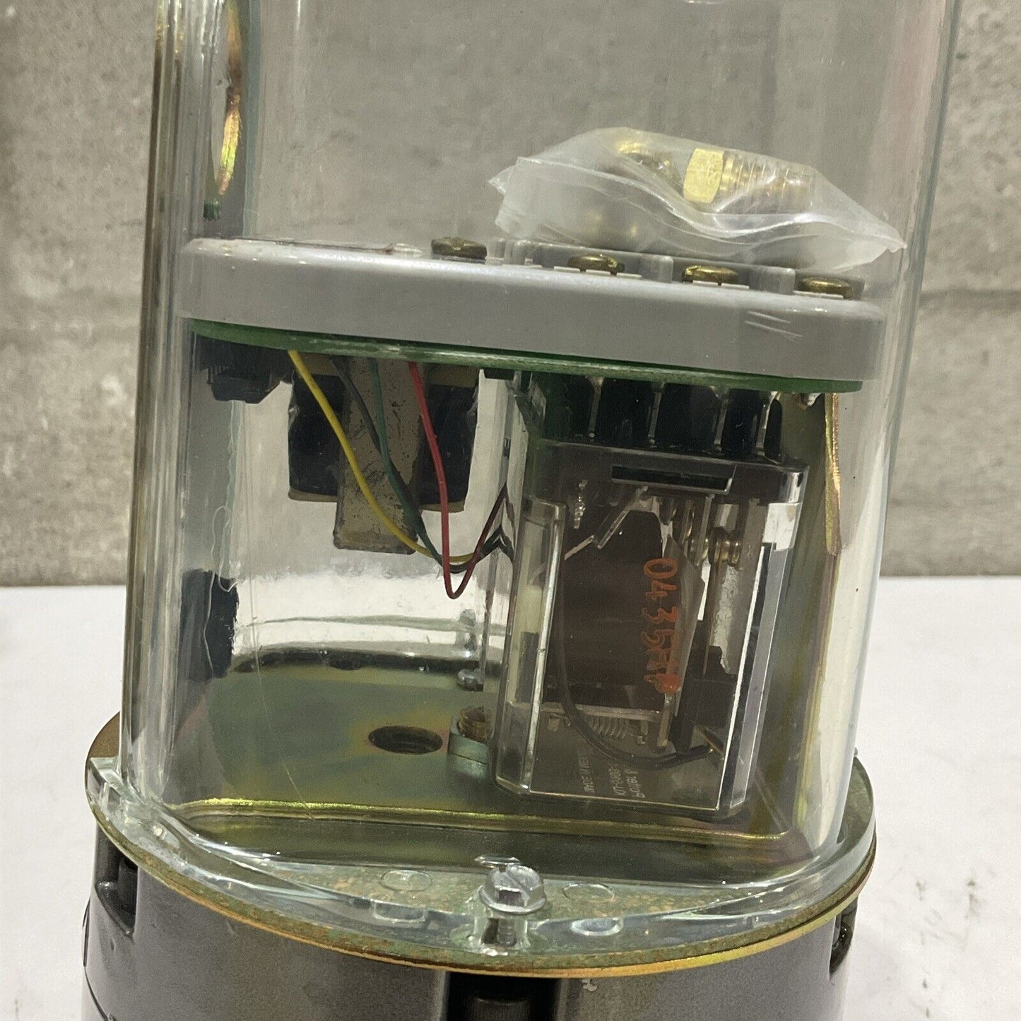 DWYER 43220 W03U CAPSU-PHOTOHELIC PRESSURE SWITCH GAUGE SERIES 4300 500 PSIG