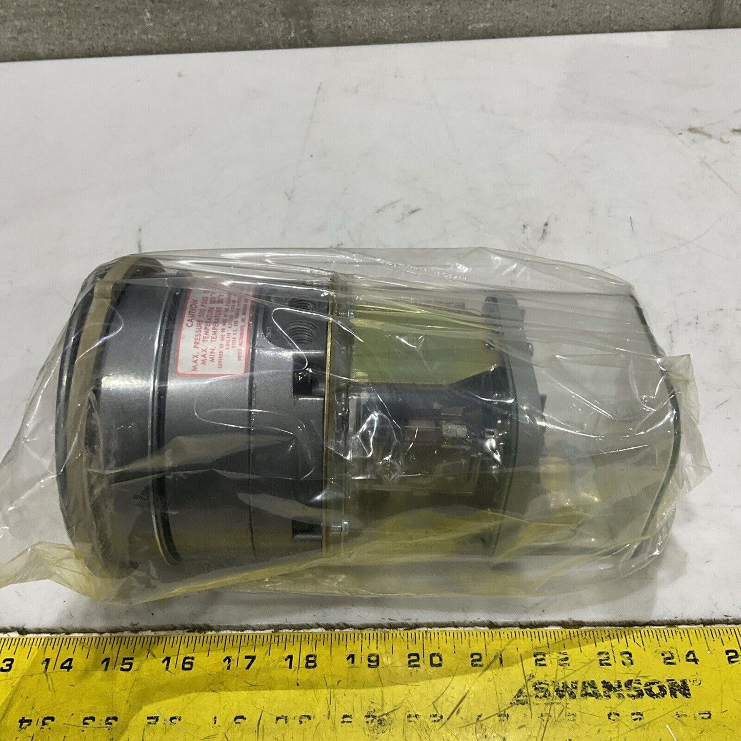 DWYER 43220 W03U CAPSU-PHOTOHELIC PRESSURE SWITCH/GAUGE 500 PSIG SERIES 43000 5W