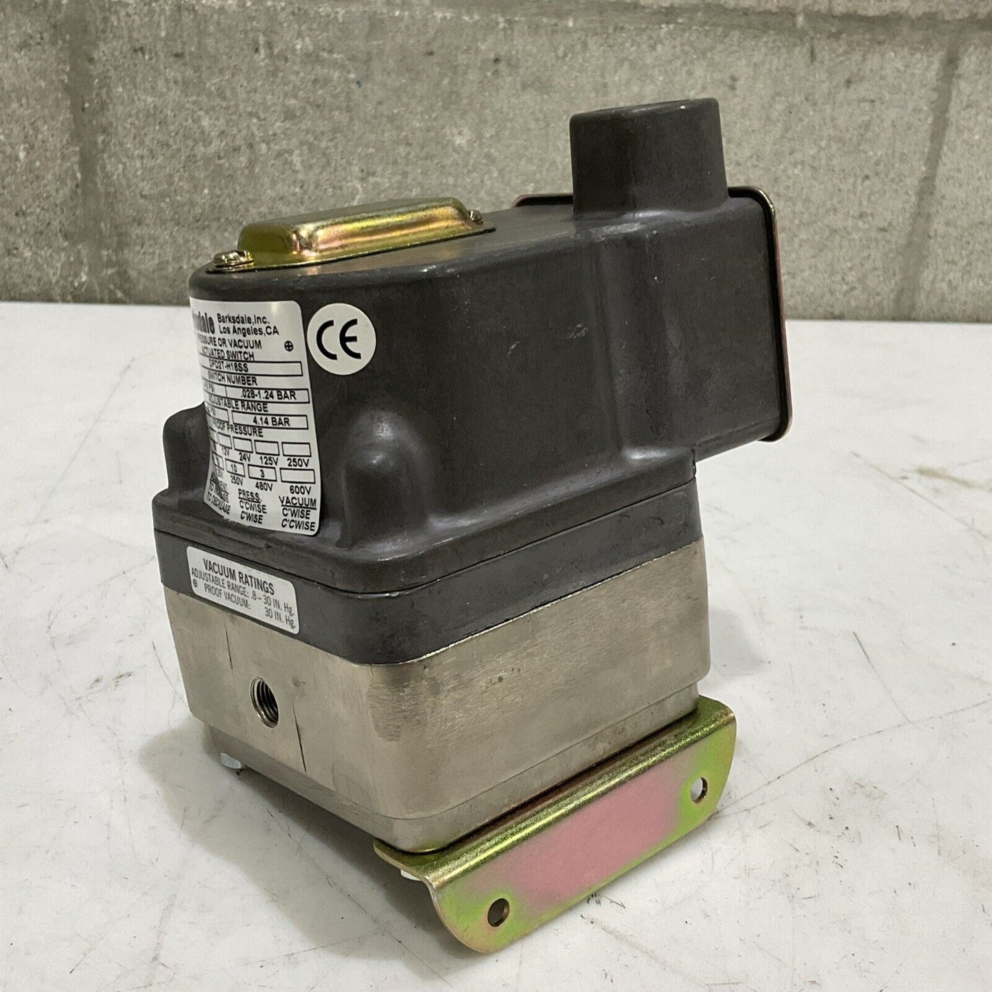 BARKSDALE DPD2T-H18SS PRESSURE VACUUM SWITCH 60 PSI 4.14 BAR