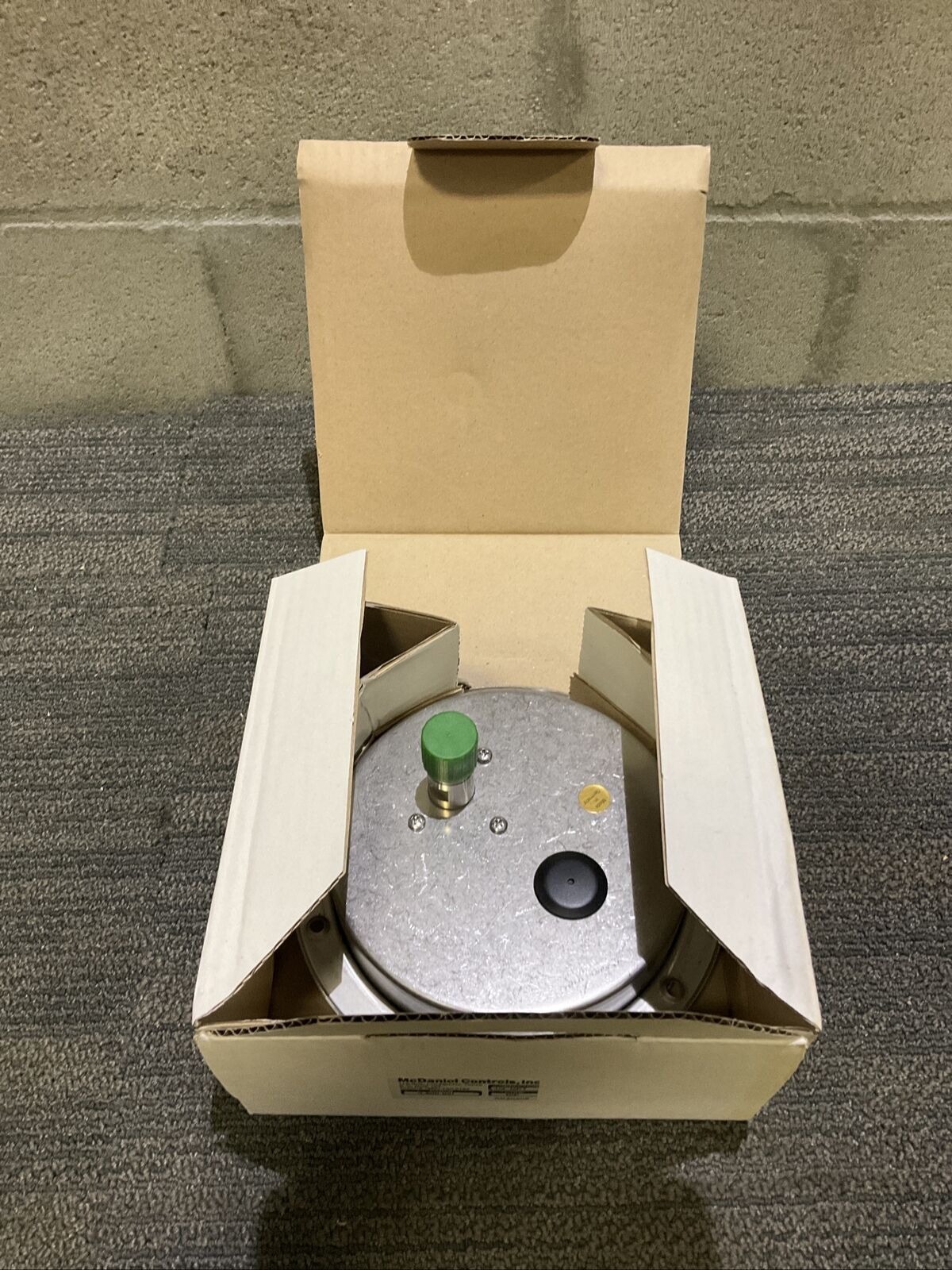 MCDANIEL CONTROLS AB20206 PRESSURE GAUGE 0-600 PSI 1/2" NPT - NEW IN BOX