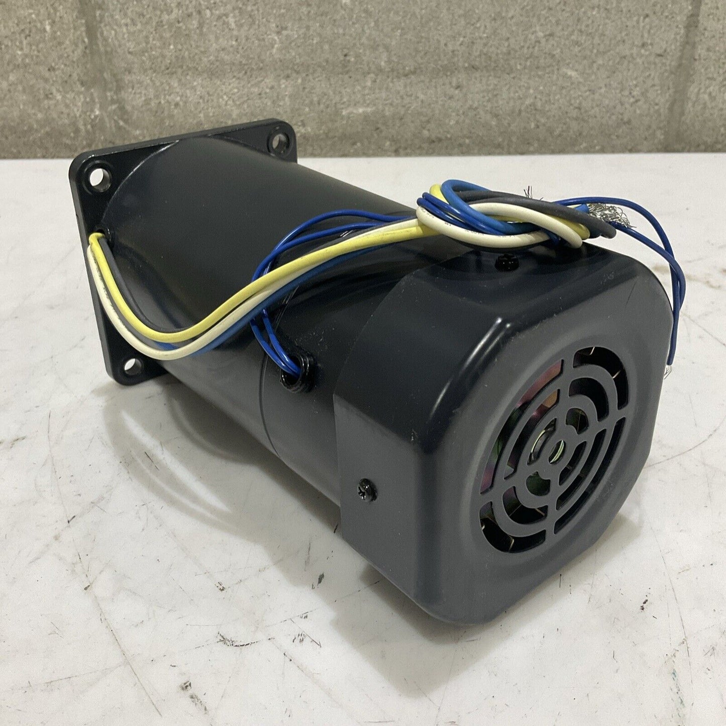 OM ORIENTAL MOTOR E2333-354 INDUCTION MOTOR MAGNETIC BRAKE DC24V 200V 50/60HZ