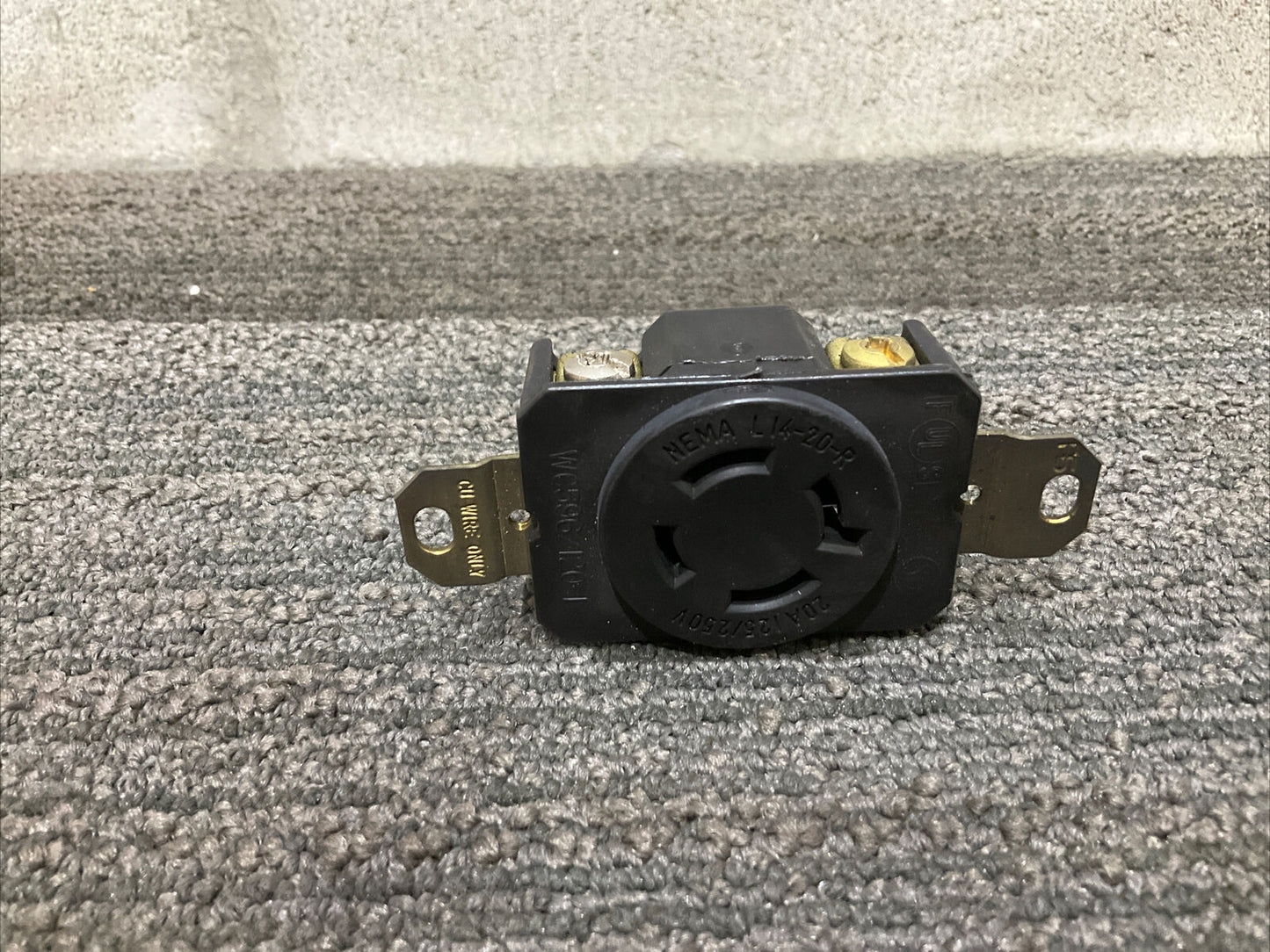 PASS AND SEYMOUR LEGRAND L1420-R TURNLOK RECEPTACLE 444