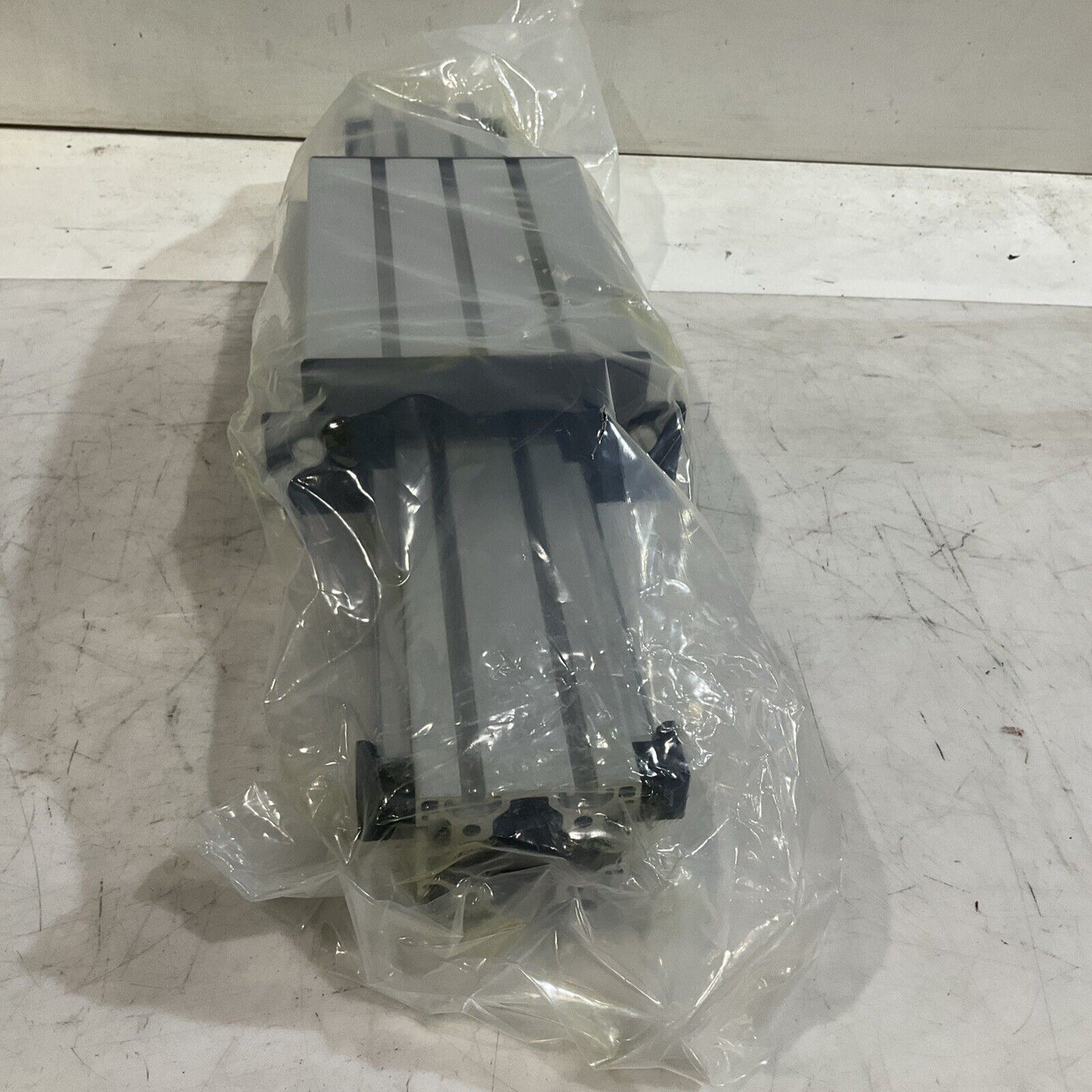 MACRON  DYNAMIC 10187001  ALUMINUM LINEAR  ACTUATOR   SERIAL NUMBER 0499 U3S