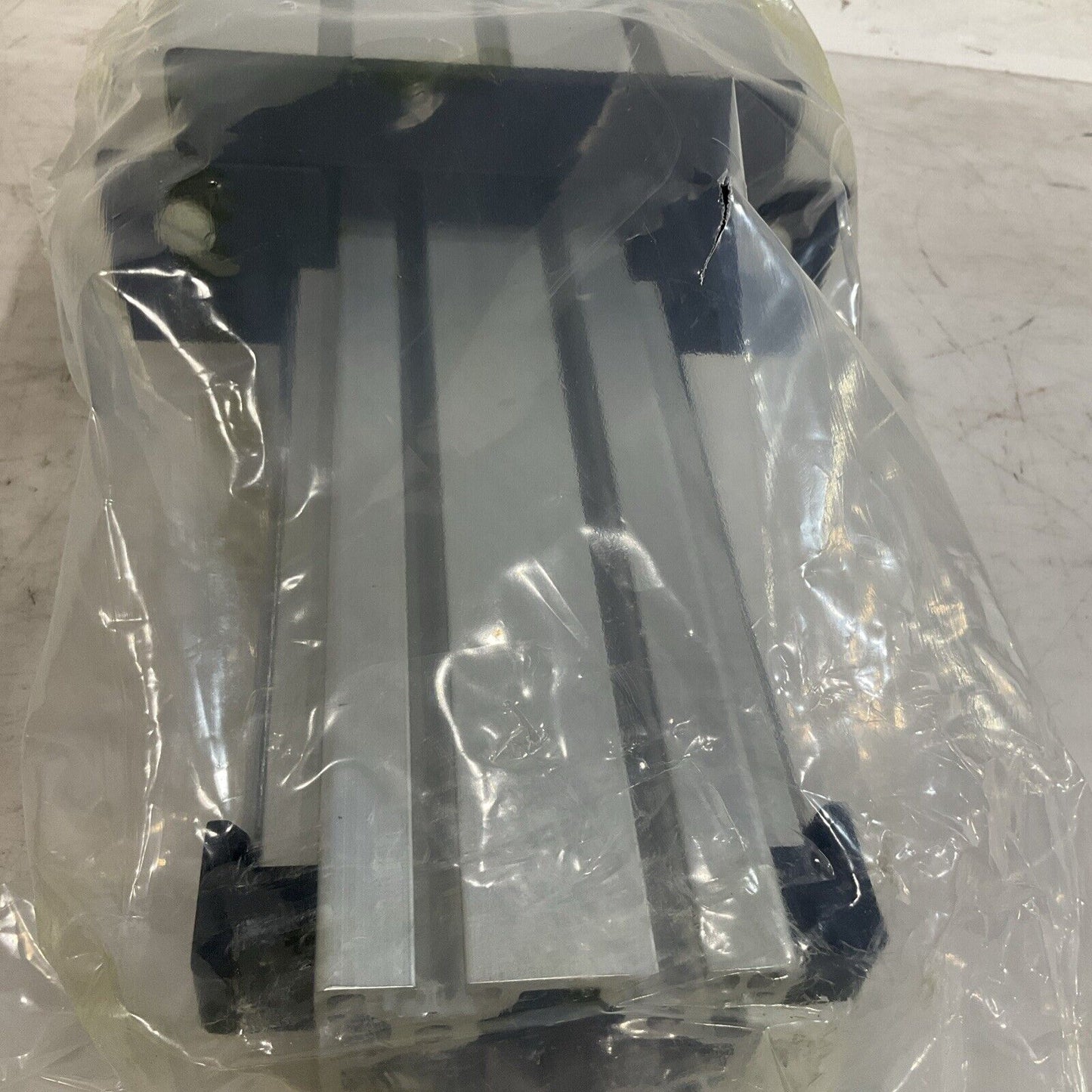 MACRON  DYNAMIC 10187001  ALUMINUM LINEAR  ACTUATOR   SERIAL NUMBER 0499 U3S