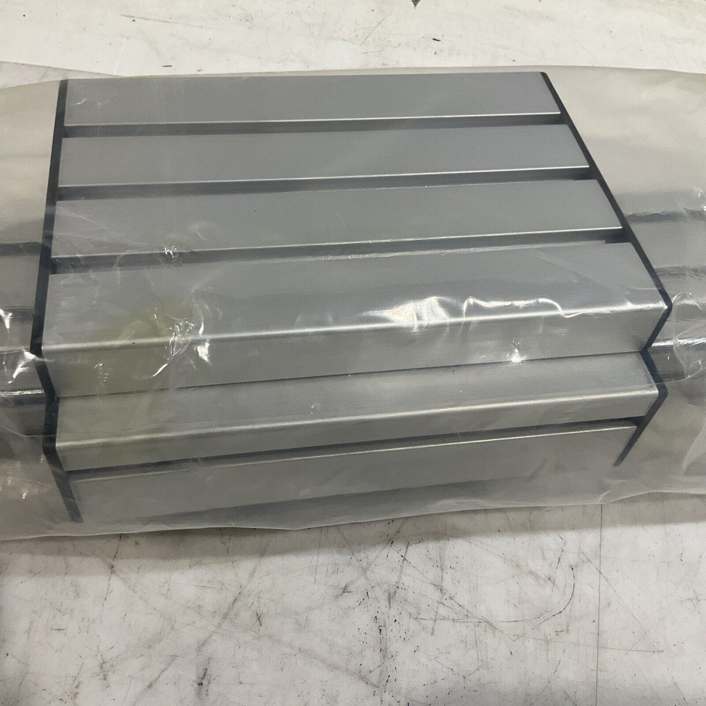 MACRON  DYNAMIC 10187001  ALUMINUM LINEAR  ACTUATOR   SERIAL NUMBER 0499 U3S