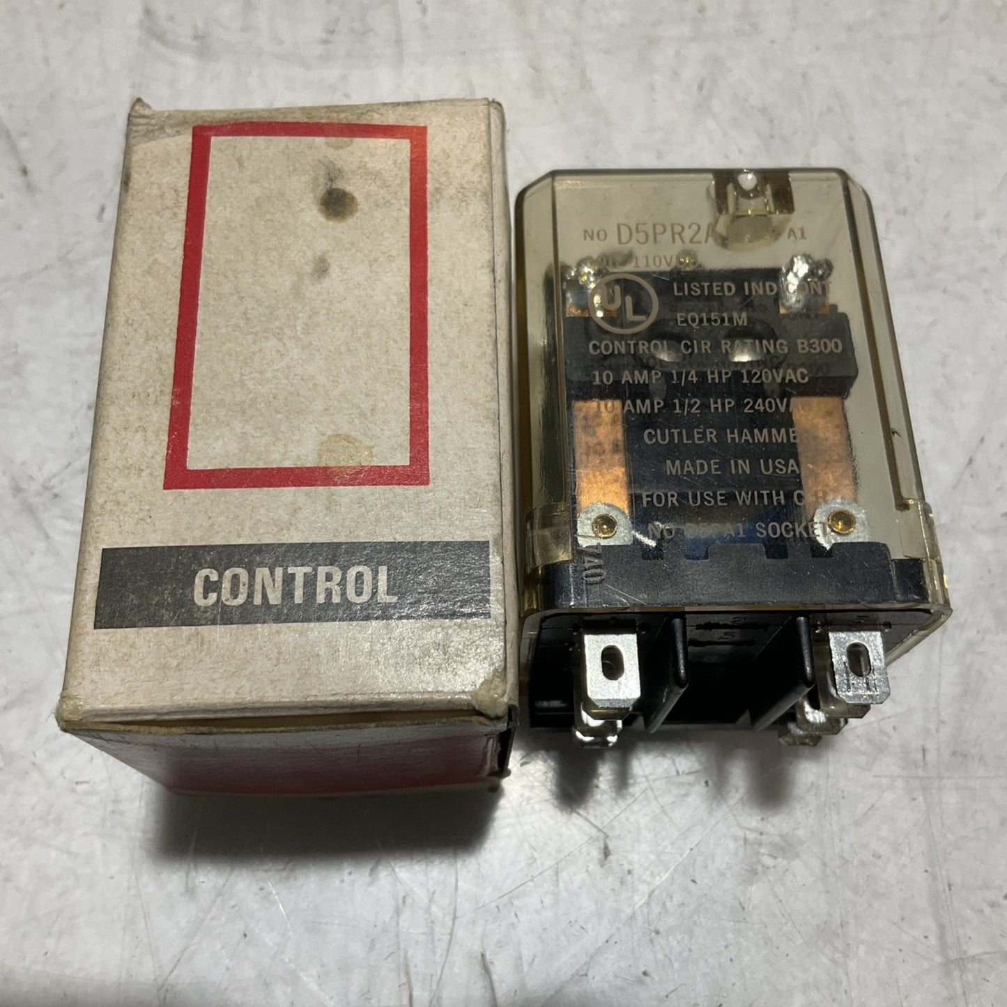 CUTLER-HAMMER D5PR2A1  GENERAL  PURPOSE PLUG-IN  RELAY SOCKER  LOT  OF 2  U3S