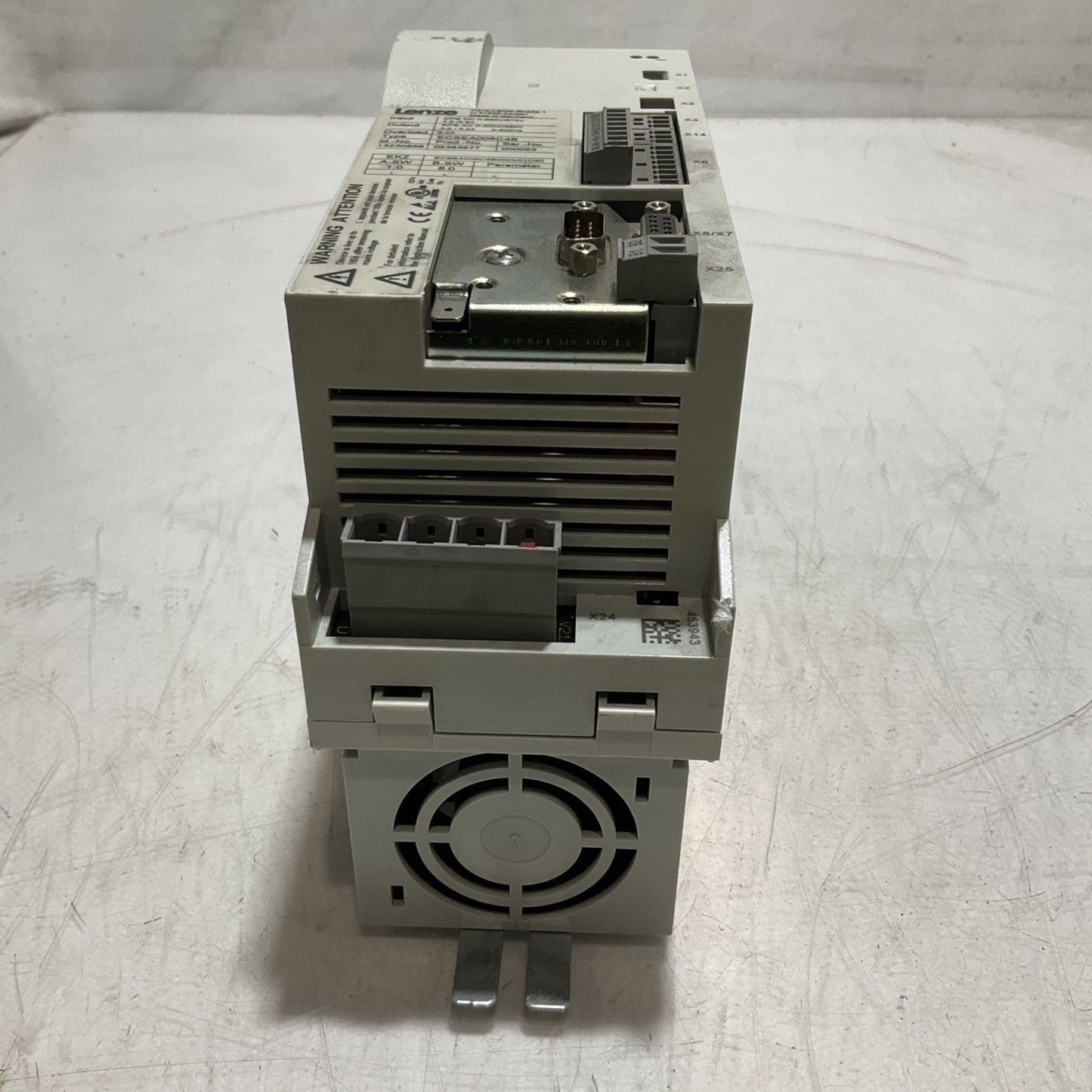 LENZE ECSEA008C4B   DRIVE  VARIABLE FREQUENCY CONTROLLER INVERTER  XE25