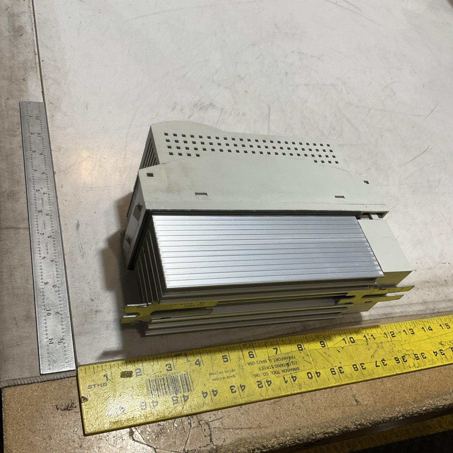 LENZE ECSEA016C4B SERVO DRIVE VARIABLE FREQUENCY CONTROLLER INVERTER  XE25