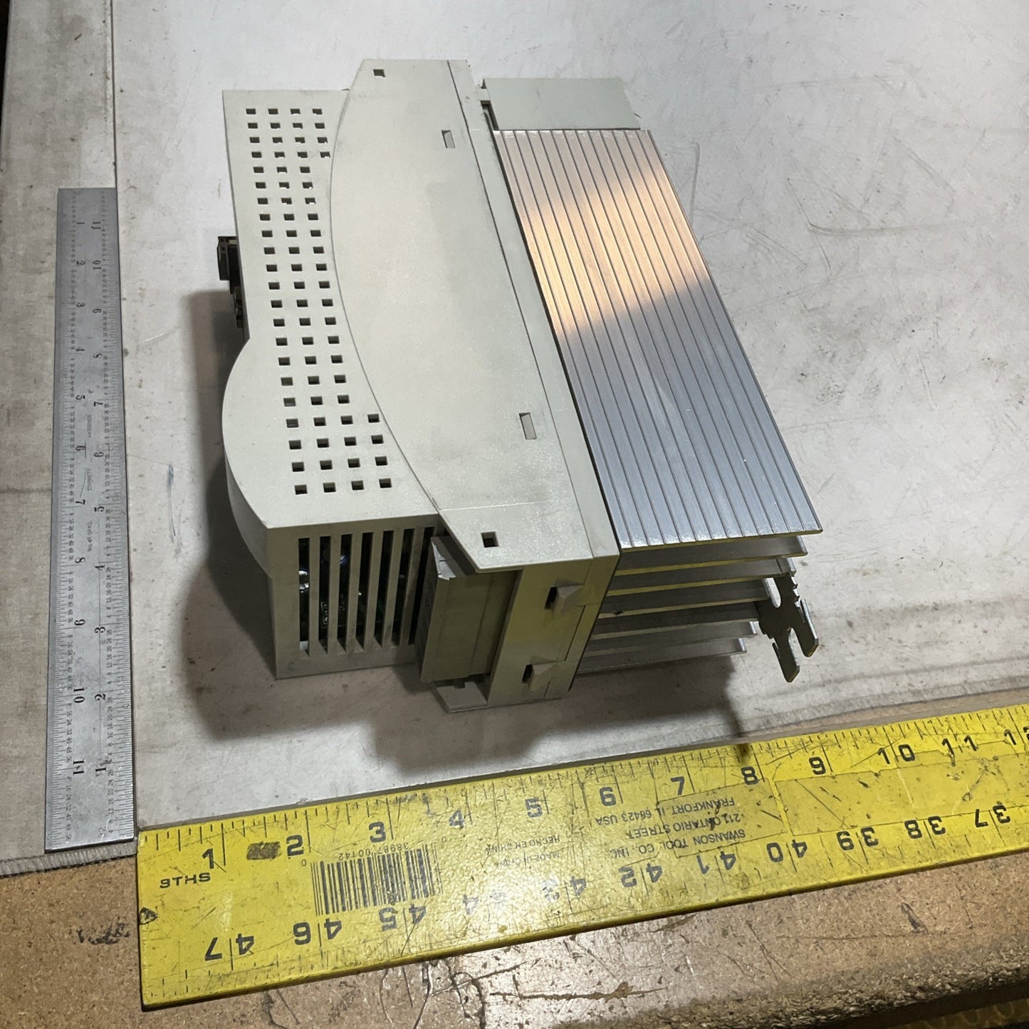 LENZE ECSEA016C4B SERVO DRIVE VARIABLE FREQUENCY CONTROLLER INVERTER  XE25