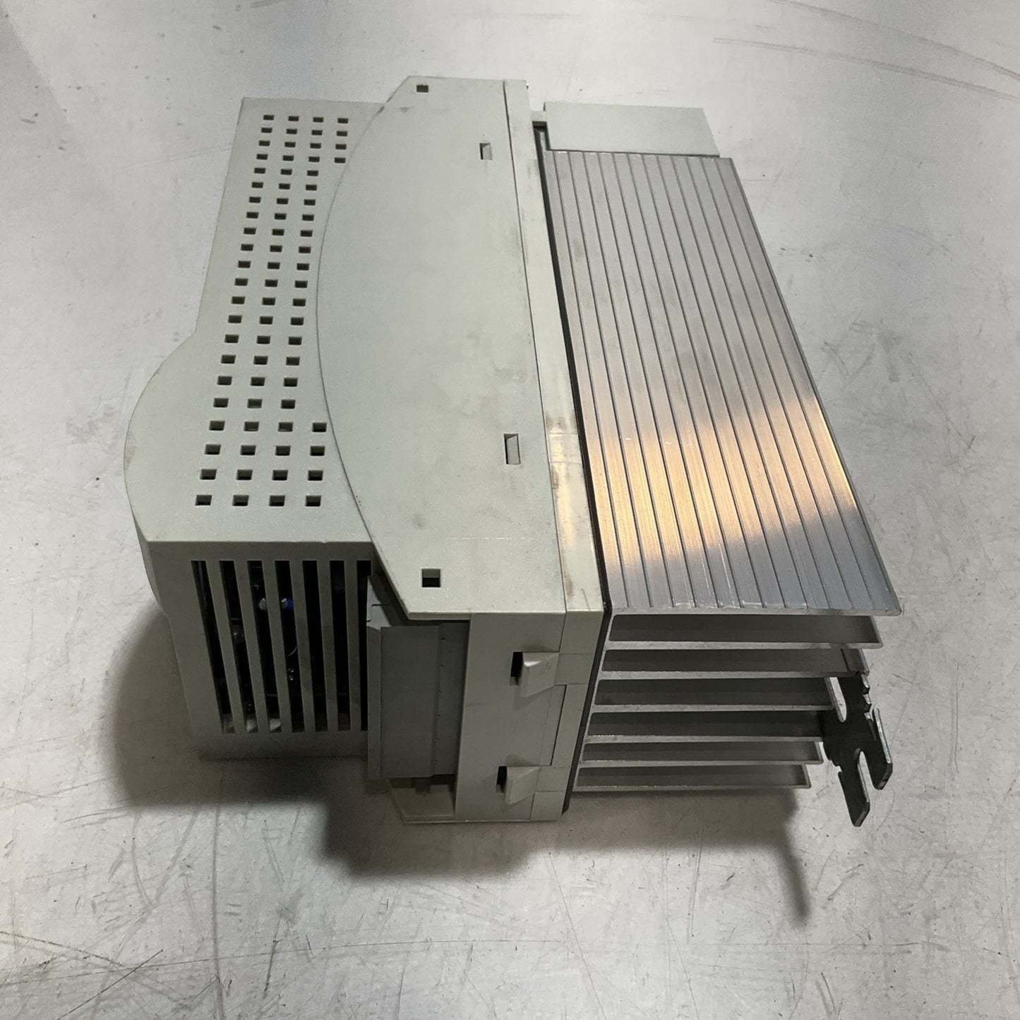 LENZE ECSEA008C4B   DRIVE  VARIABLE FREQUENCY CONTROLLER INVERTER  XE25