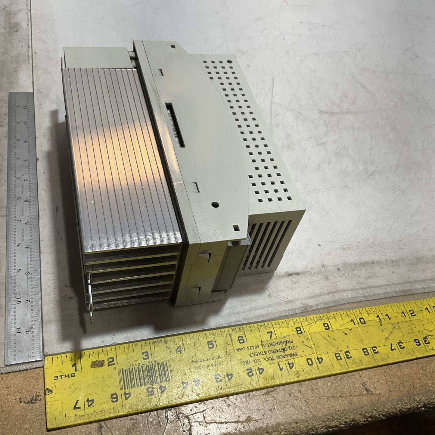 LENZE ECSEA016C4B SERVO DRIVE  VARIABLE FREQUENCY CONTROL INVERTER  XE25