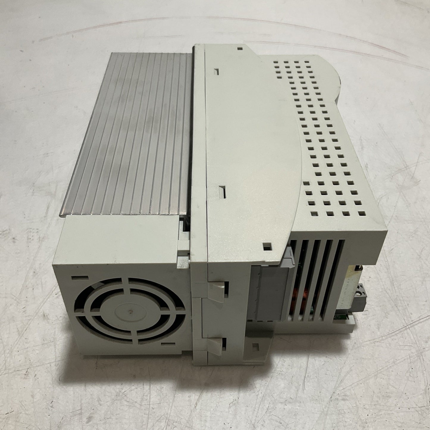 LENZE  ECSEA008C4B  DRIVE VARIABLE FREQUENCY  CONTROLLER  INVERTER  XE25