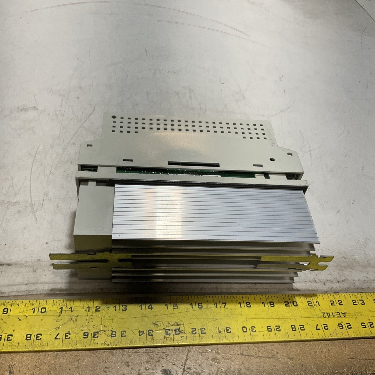 LENZE  ECSEA32C4B  SERVO DRIVE  VARIABLE FREQUENCY CONTROLLER INVERTER  XE25