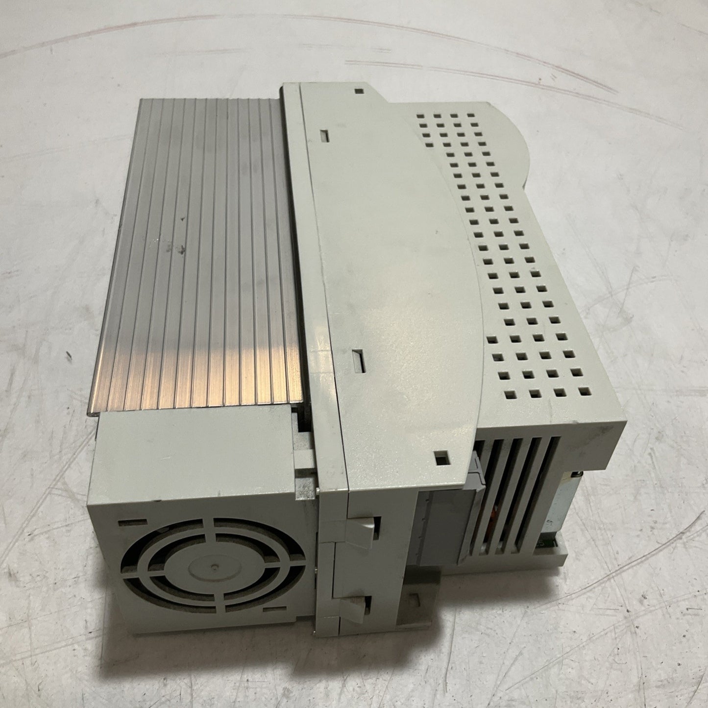 LENZE  ECSEA008C4B SERVO DRIVE VARIABLE  FREQUENCY CONTROLLER INVERTER  XE25
