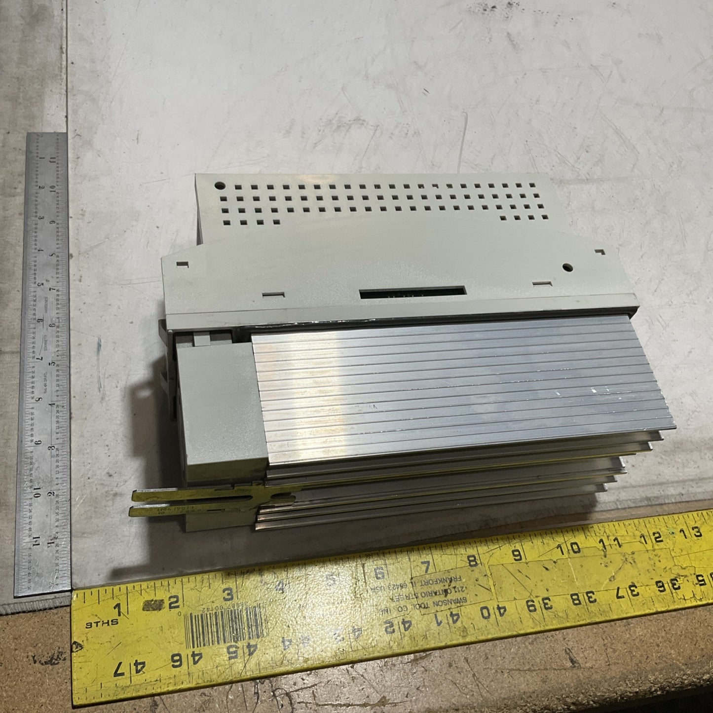 LENZE   ECSEA032C4B  SERVO  DRIVE VARIABLE FREQUENCY CONTROLLER INVERTER  XE25
