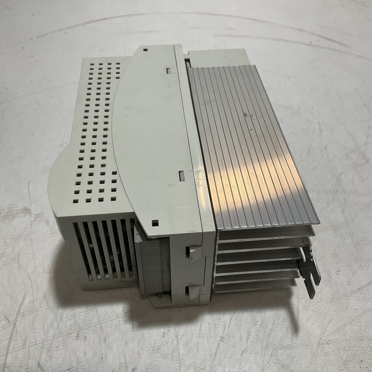 LENZE  ECSEA008C4B SERVO DRIVE VARIABLE  FREQUENCY CONTROLLER INVERTER  XE25