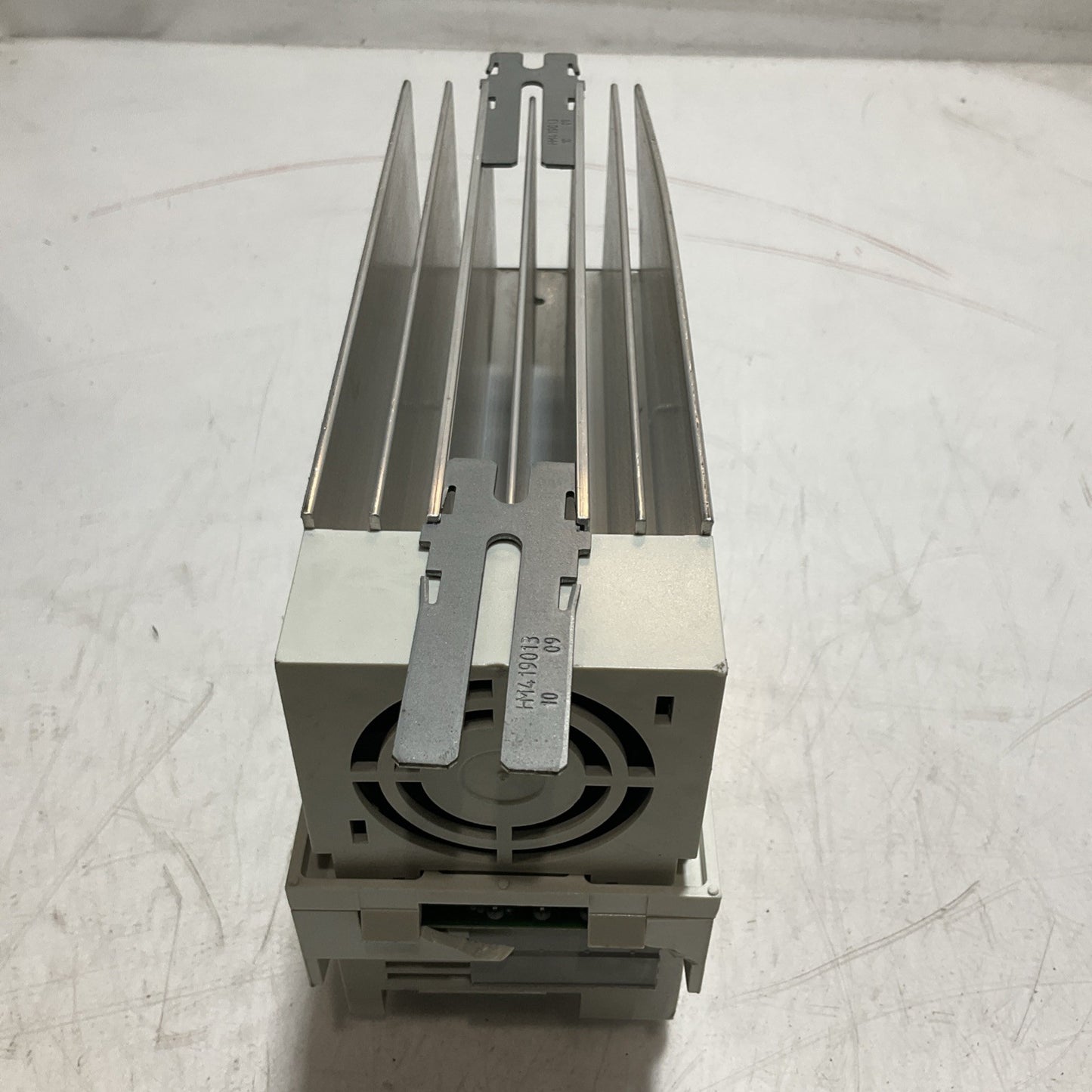 LENZE  ECSEA008C4B   SERVO DRIVE  VARIABLE  FREQUENCY CONTROLLER INVERTER  XE25