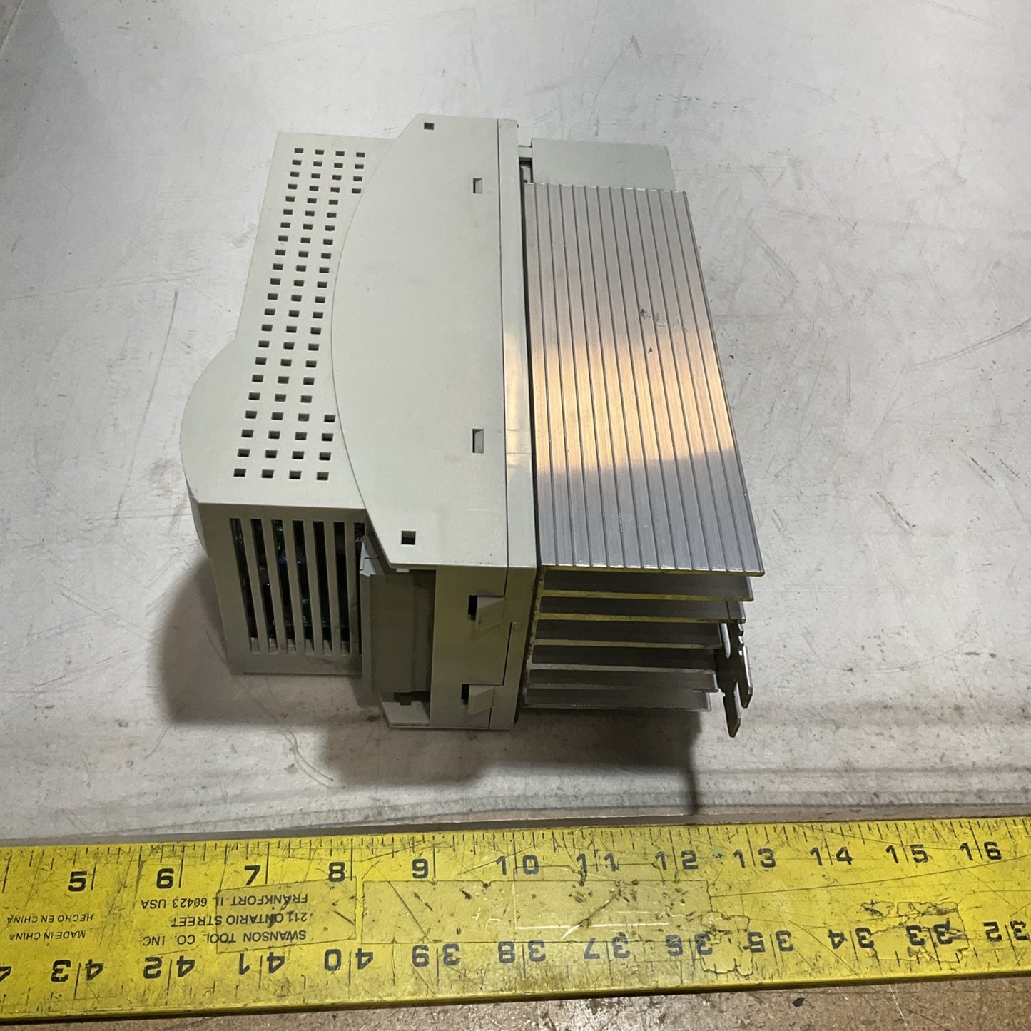 LENZE  ECSEA008C4B SERVO DRIVE VARIABLE  FREQUENCY CONTROLLER INVERTER  XE25