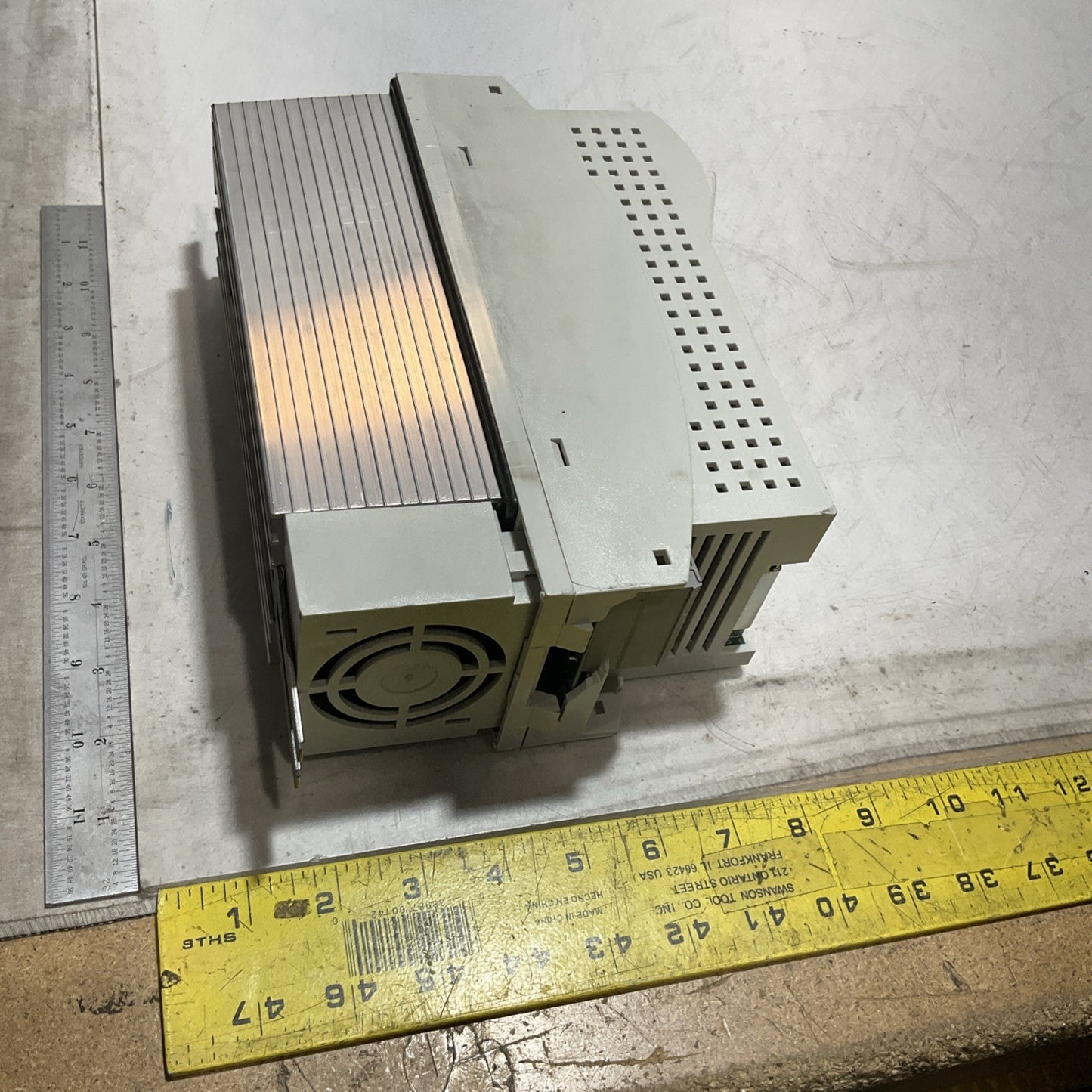 LENZE  ECSEA008C4B   SERVO DRIVE  VARIABLE  FREQUENCY CONTROLLER INVERTER  XE25