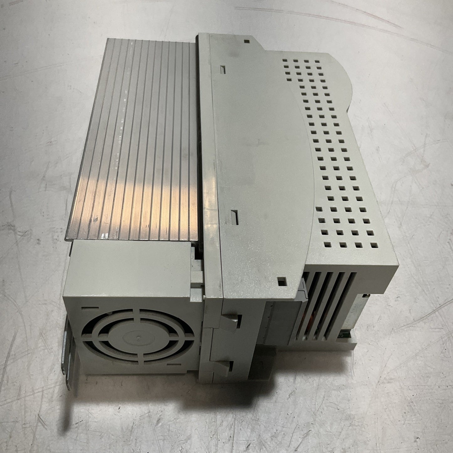 LENZE  ECSEA008C4B  DRIVE VARIABLE FREQUENCY  CONTROLLER  INVERTER  XE25