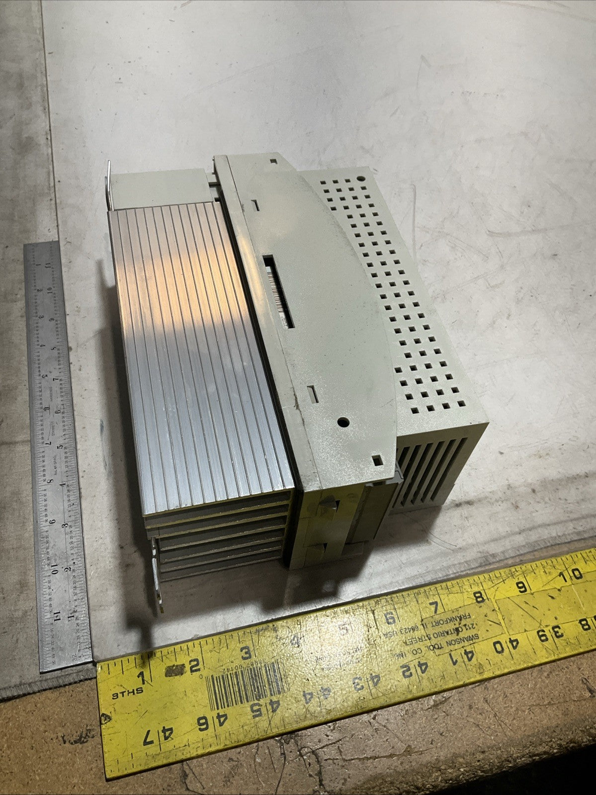 LENZE  ECSEA008C4B  DRIVE. VARIABLE FREQUENCY CONTROLLER  INVERTER  XE25