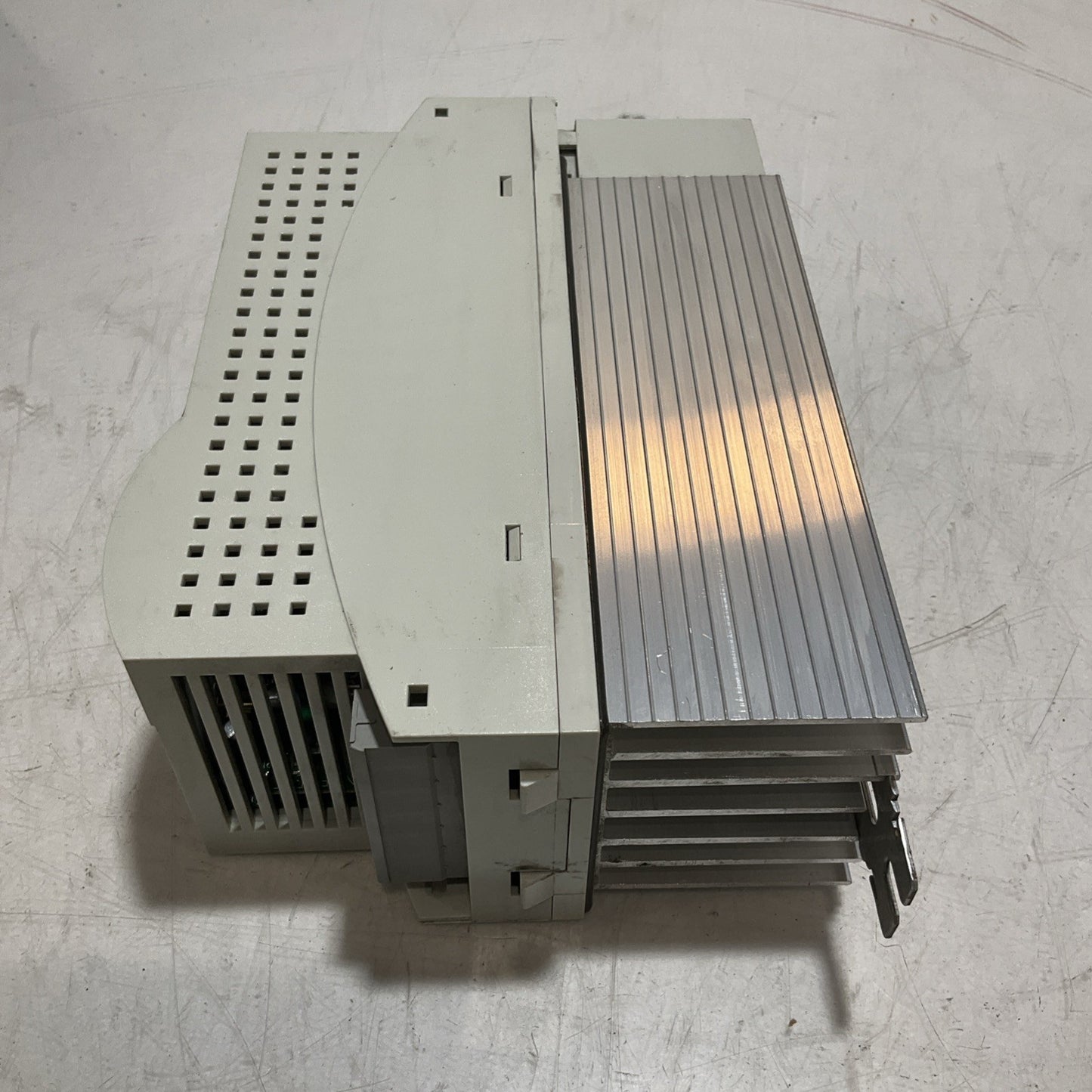 LENZE ECSEA008C4B  SERVO  DRIVE  VARIABLE  FREQUENCY CONTROLLER INVERTER  XE25
